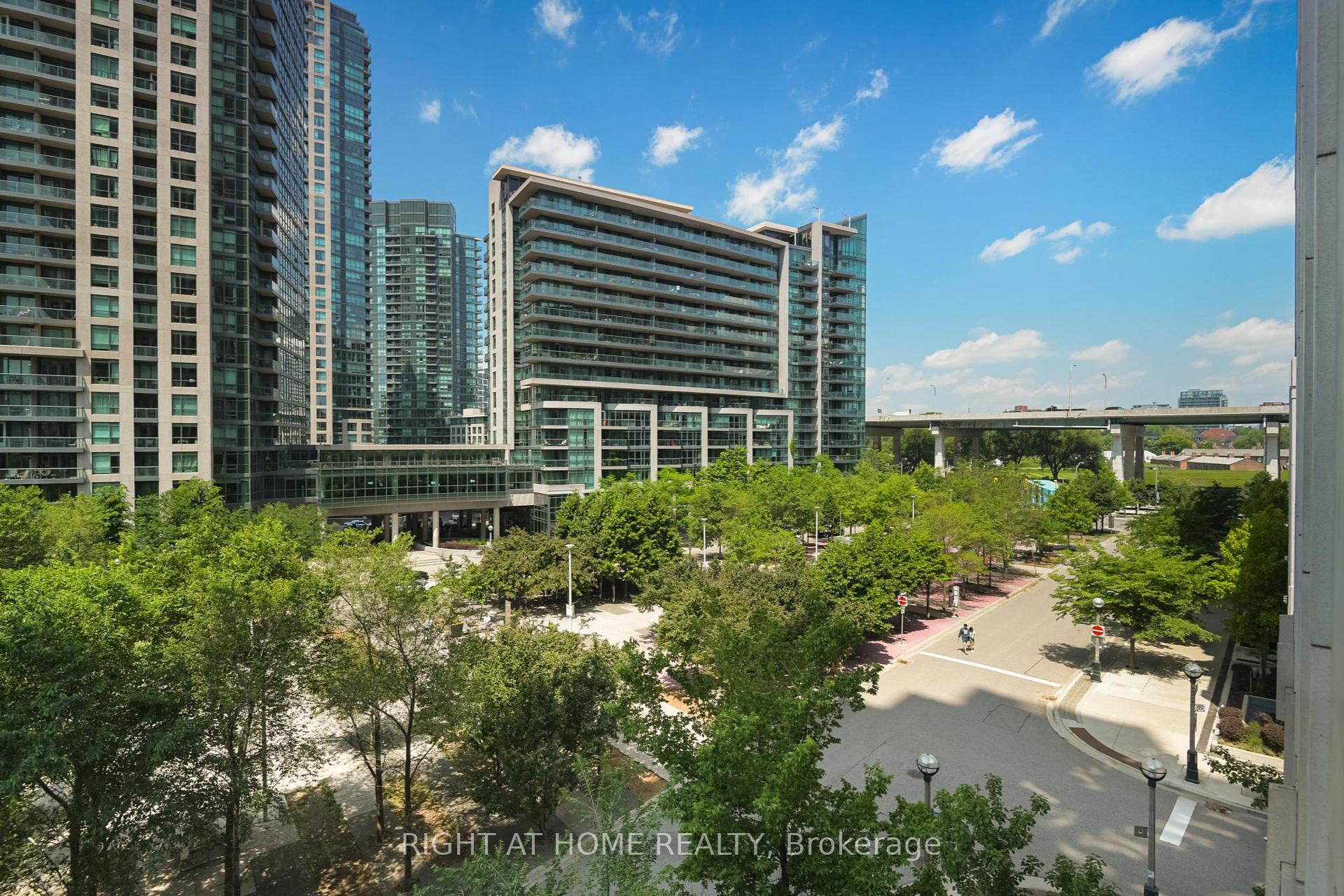 2 Bedrooms Condo at 628 Fleet, Toronto For sale
