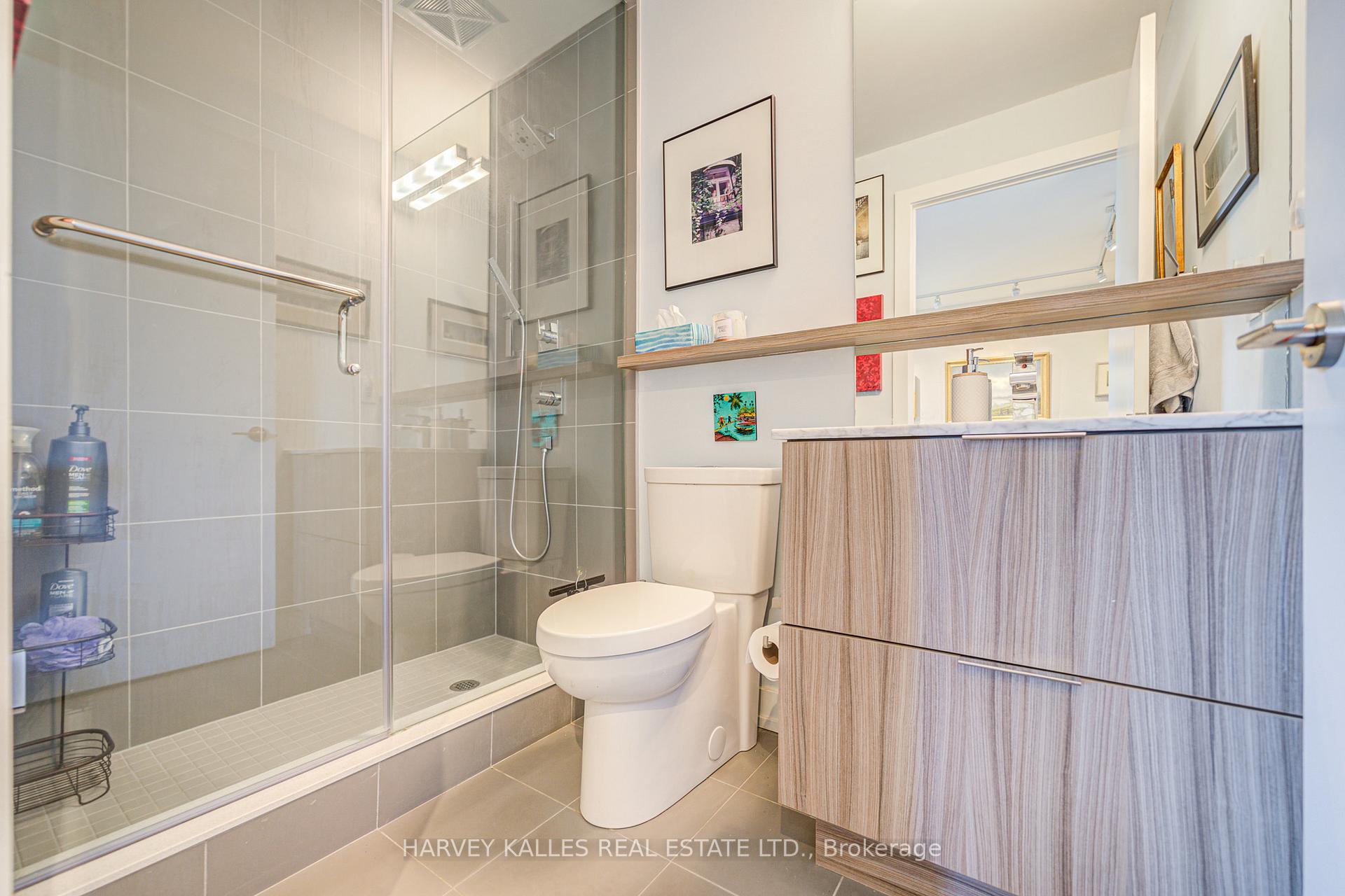 2 Bedrooms Condo at 6 Parkwood, Toronto For sale
