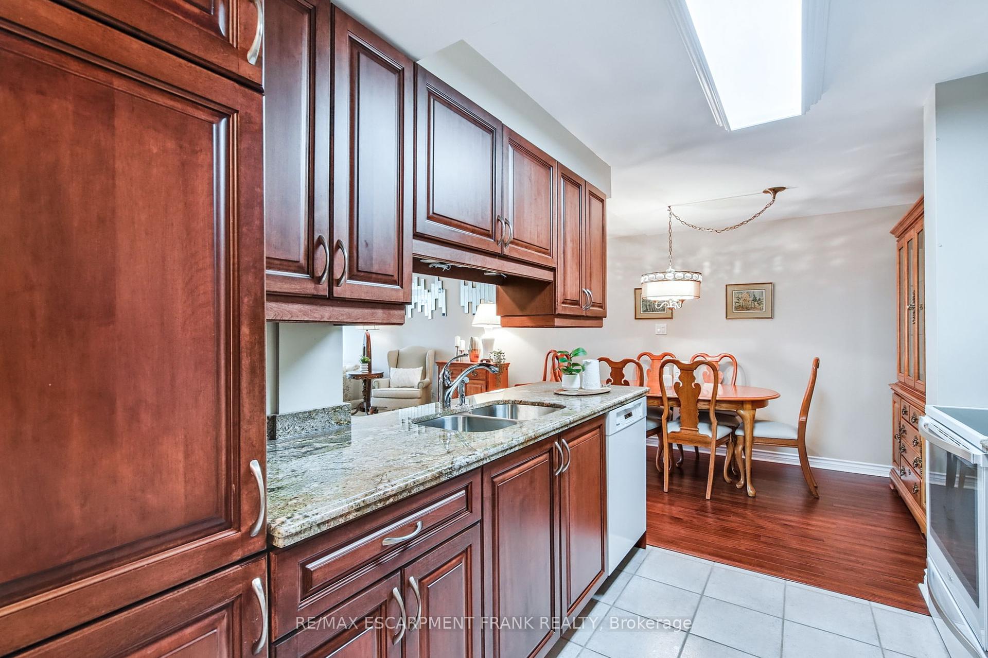 2 Bedrooms Condo at 970 Golf Links,  Hamilton For sale