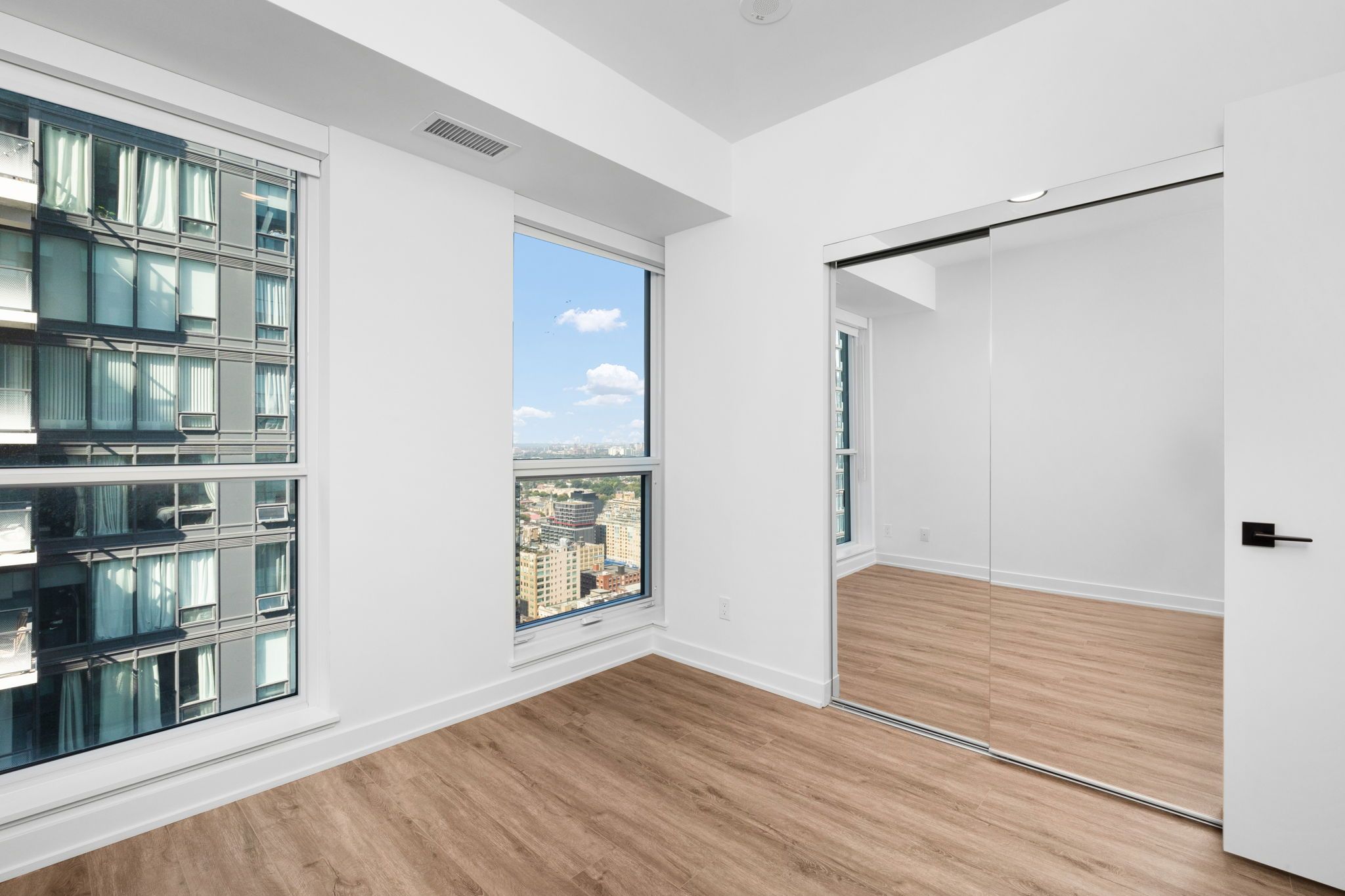 327 King Street W 3605