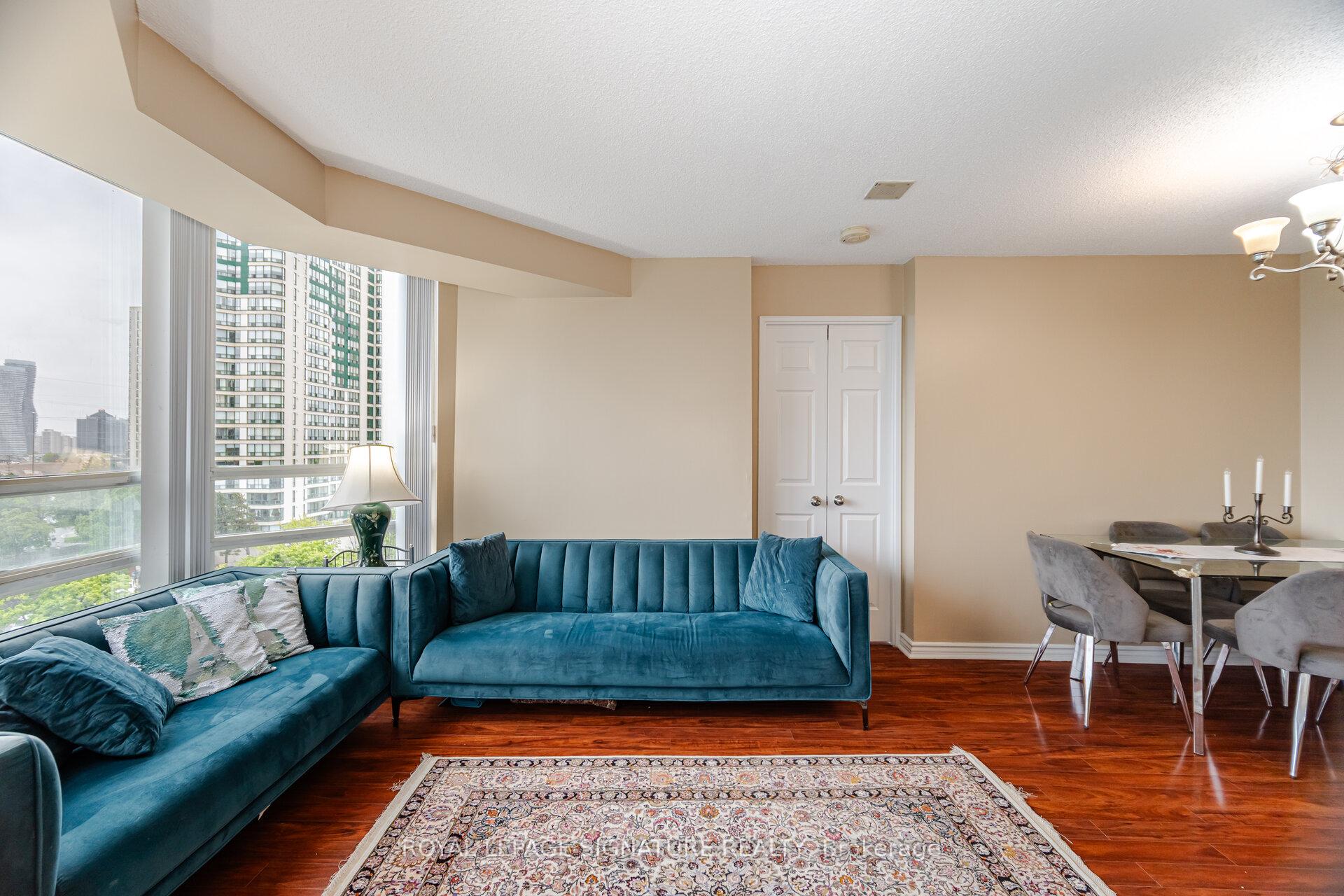 3 Bedrooms Condo at 50 Kingsbridge Garden, Mississauga For sale