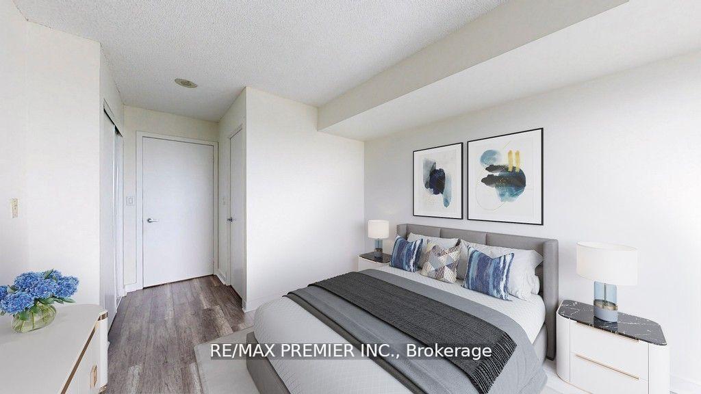 2 Bedrooms Condo at 36 Lee Centre, Toronto For sale
