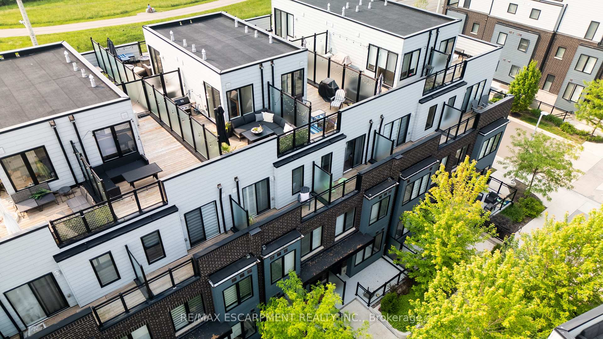 3 Bedrooms Condo at 2232 Bromsgrove, Mississauga For sale