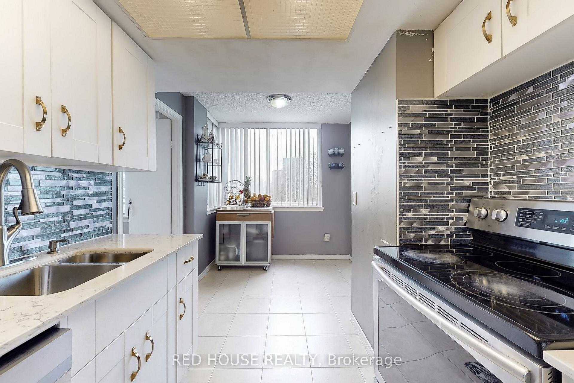 2 Bedrooms Condo at 10 Markbrook,  Toronto For sale