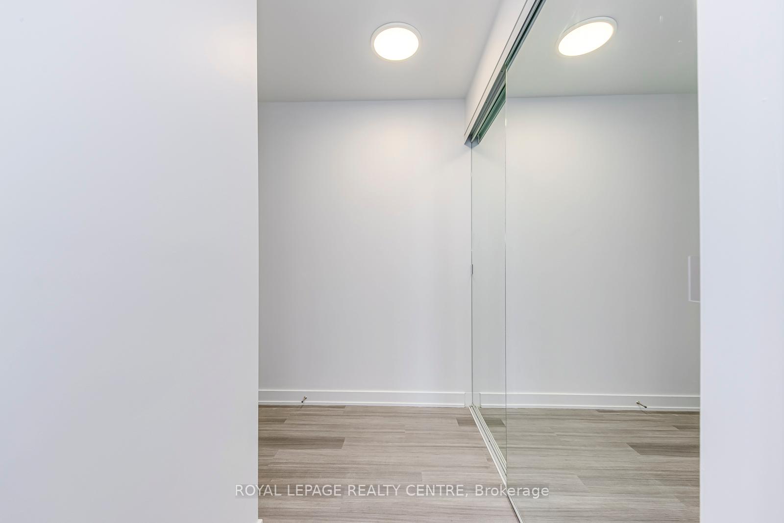 2 Bedrooms Condo at 4633 Glen Erin, Mississauga For sale