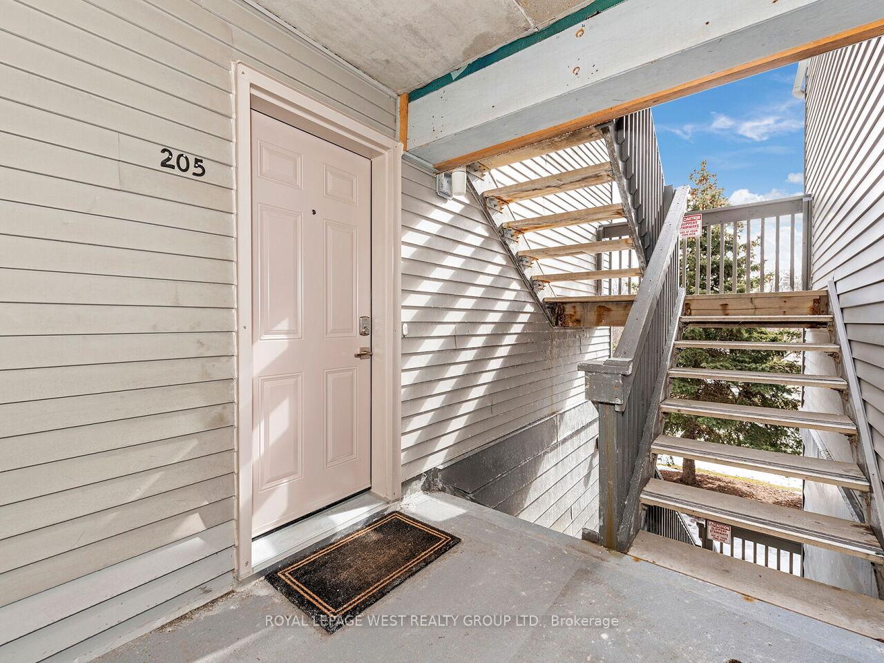 2 Bedrooms Condo at 2020 Cleaver, Burlington For sale