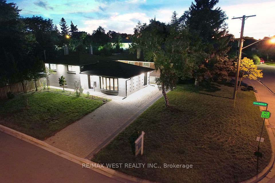 2 Clanwilliam Court, Toronto, ON M1R 4R2