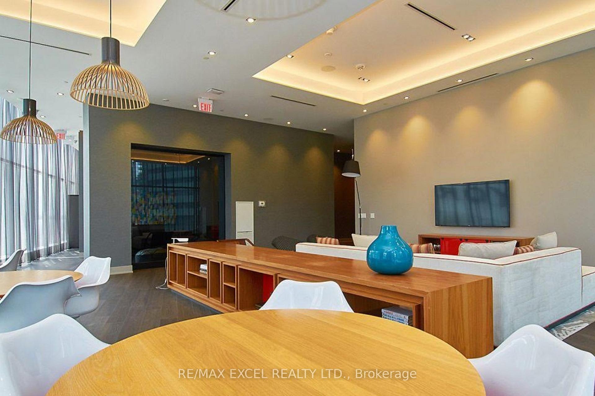 2 Bedrooms Condo at 10 York, Toronto For sale