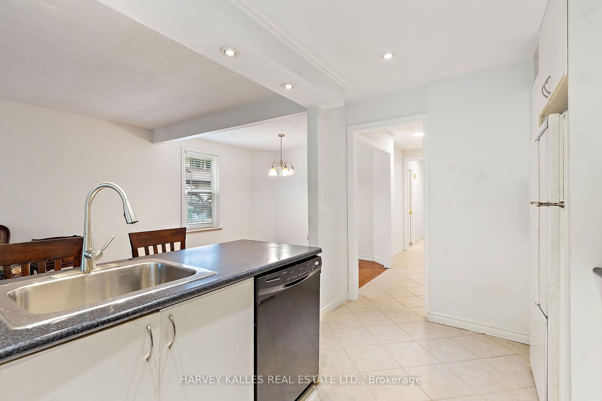 3 Bedrooms Condo at 2020 South Millway, Mississauga For sale
