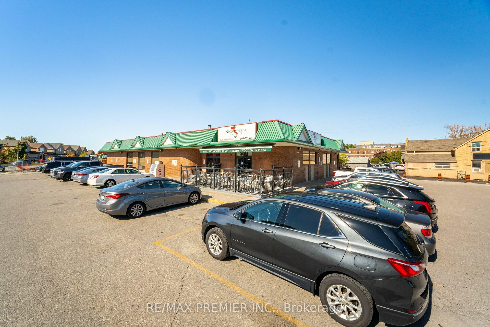 2 Bedrooms Condo at 121 Woodbridge,  Vaughan For sale