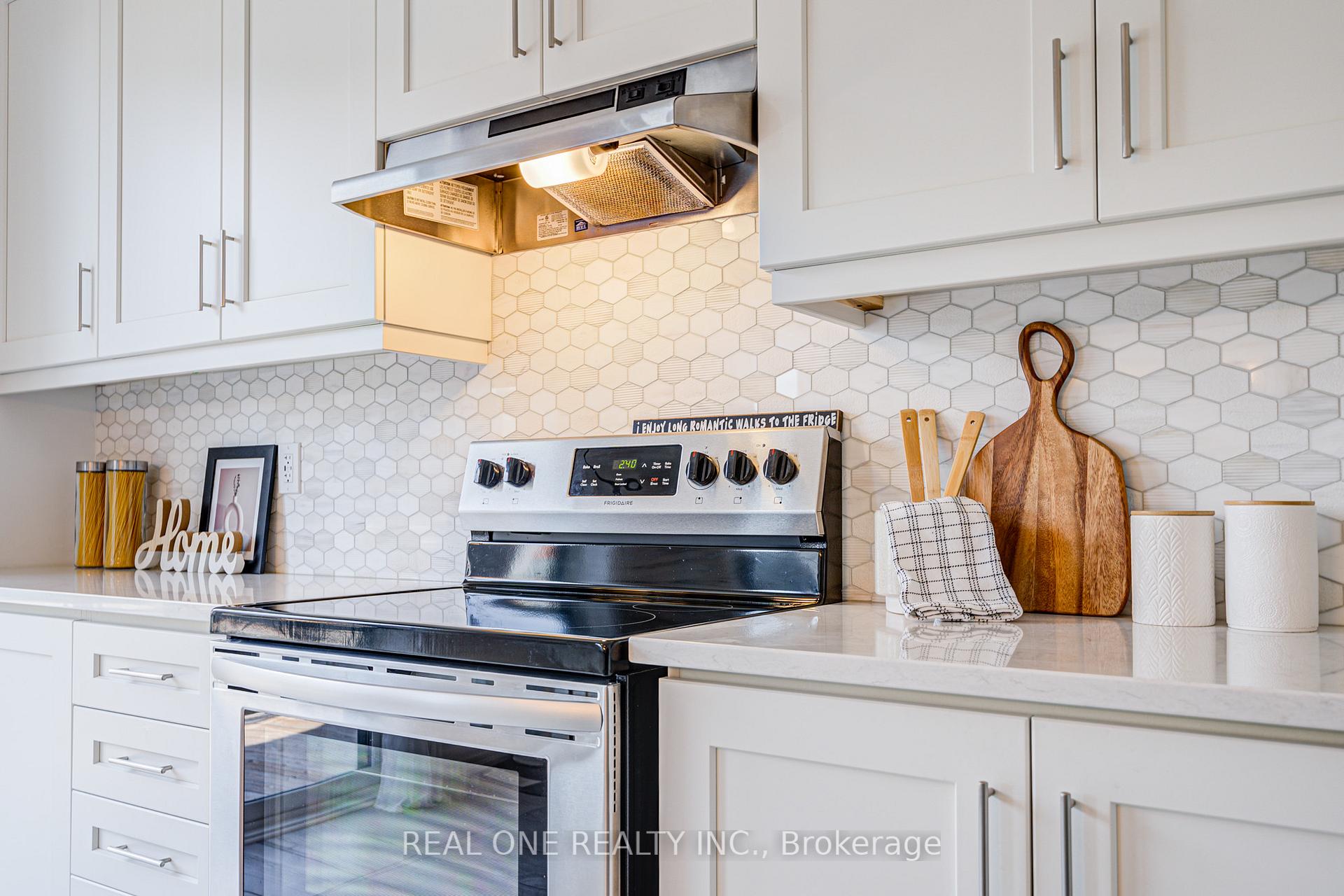 4 Bedrooms Condo at 91 Grovewood Common, Oakville For sale
