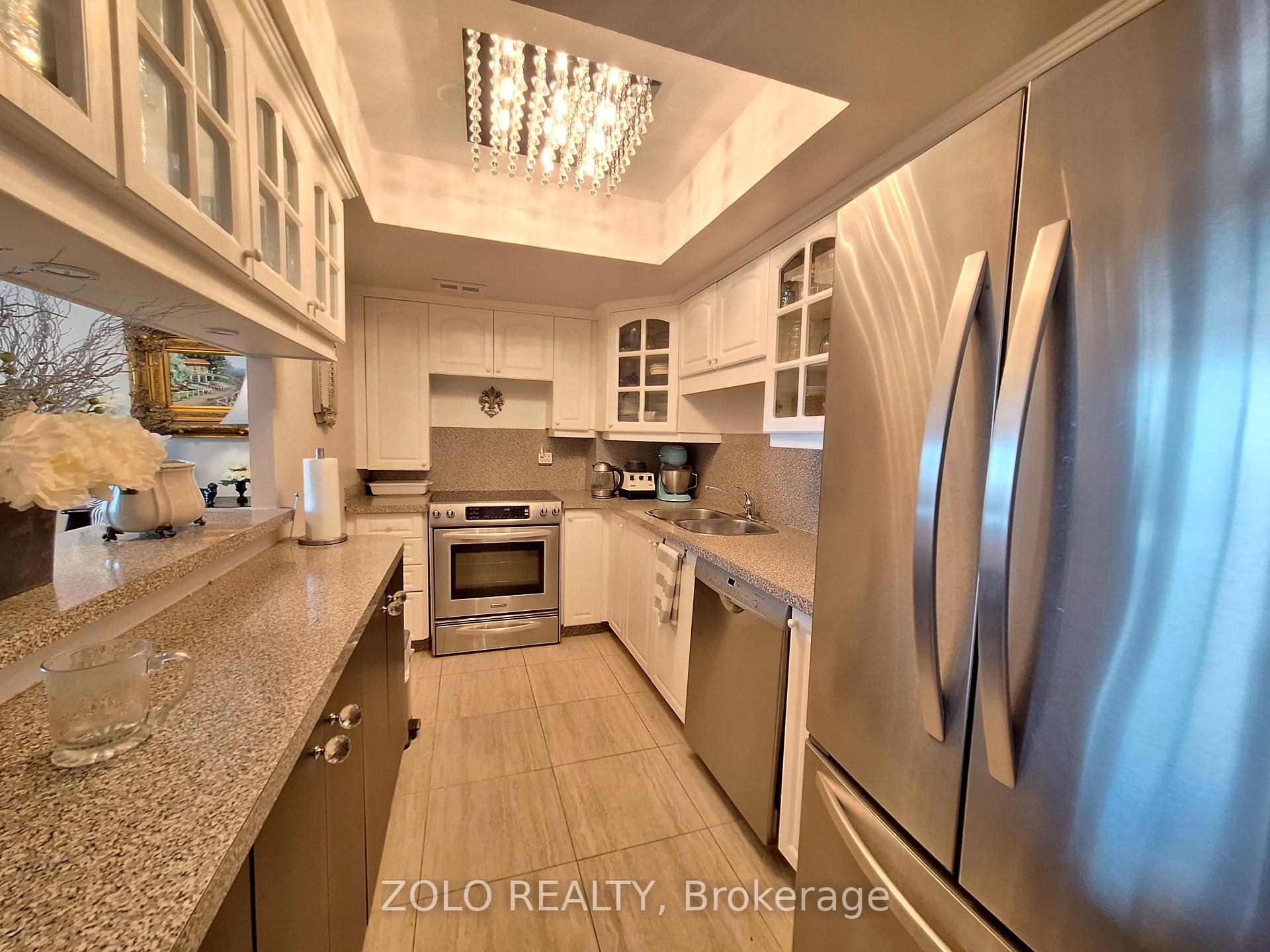 3 Bedrooms Condo at 300 Webb, Mississauga For sale