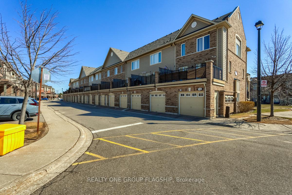 3 Bedrooms Condo at 3185 Boxford,  Mississauga For sale