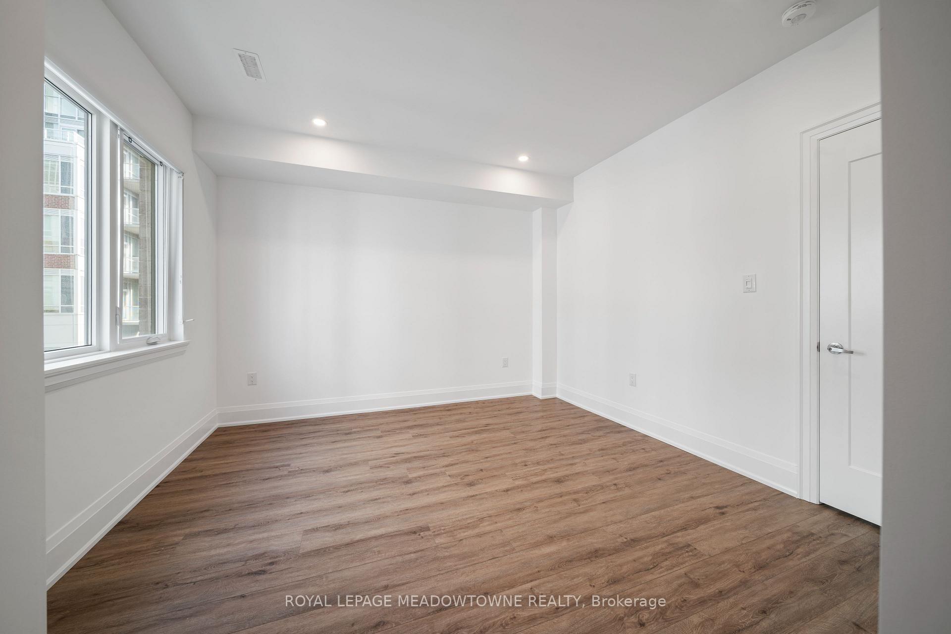 4 Bedrooms Condo at 121 High, Mississauga For sale