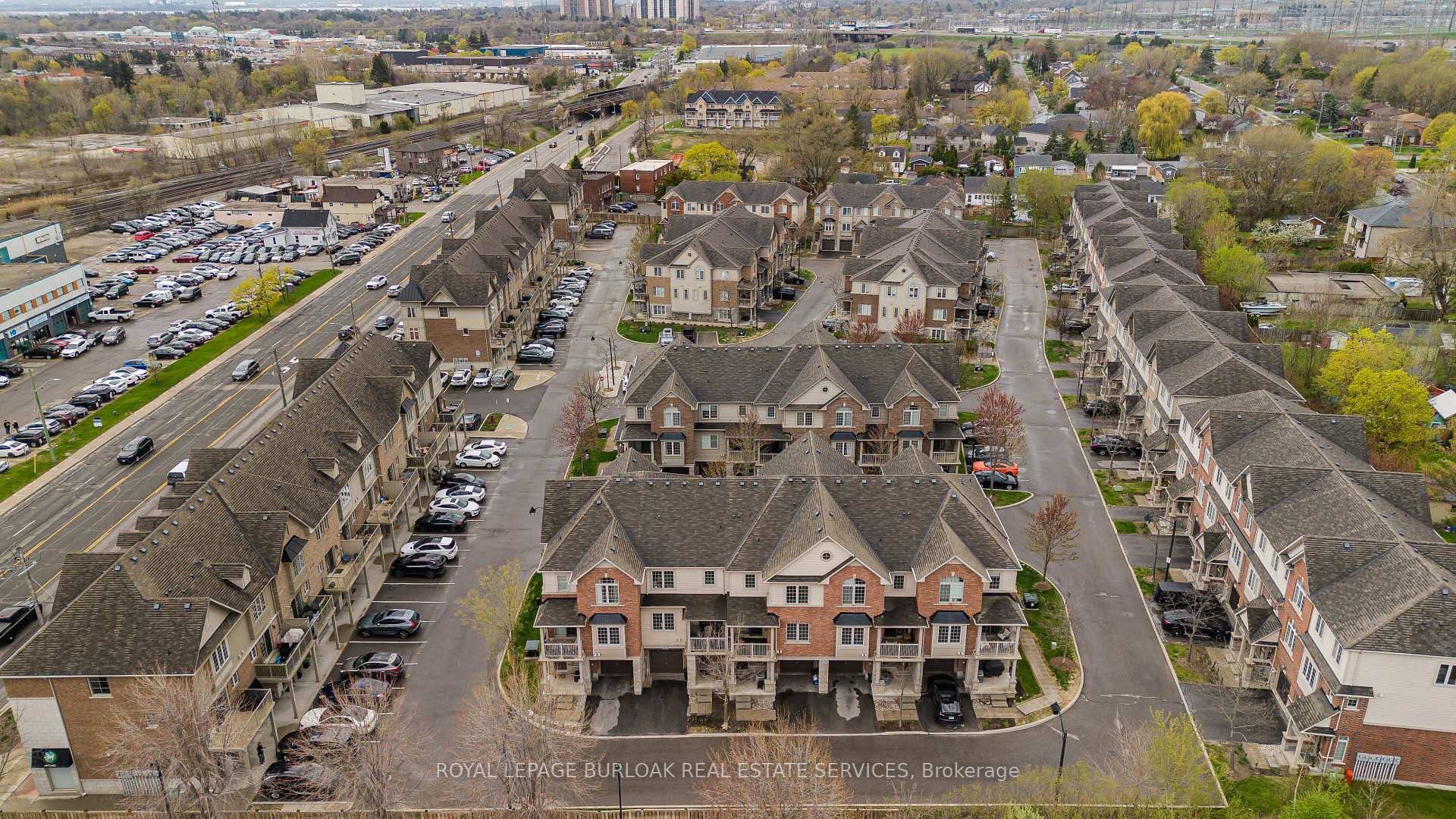 3 Bedrooms Condo at 1401 Plains, Burlington For sale