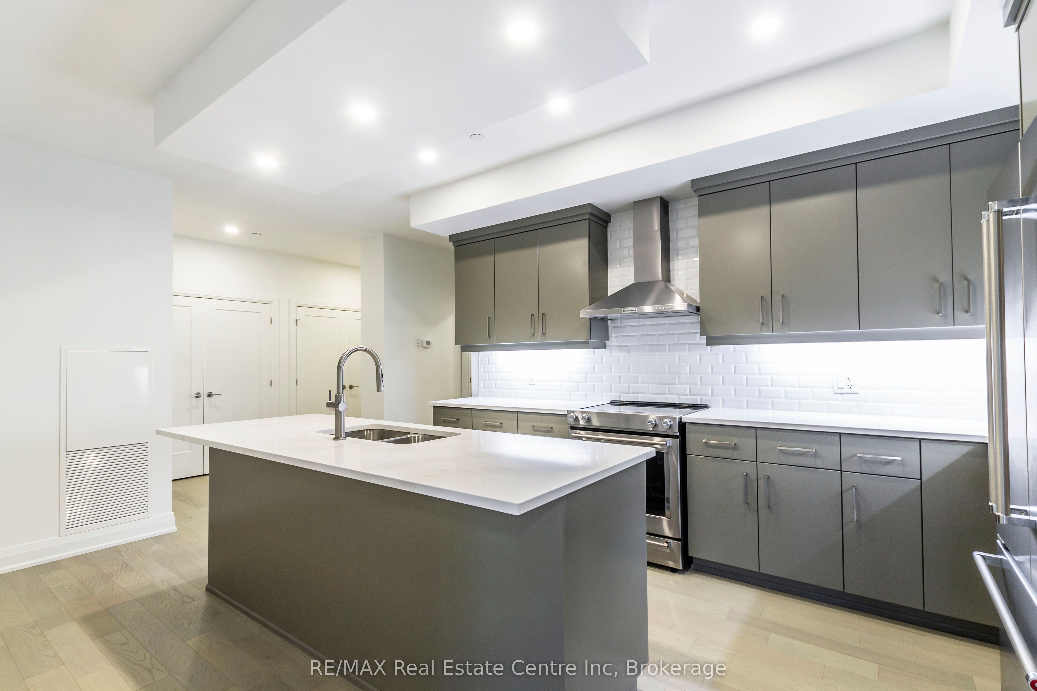 71 Wyndham Street S, #701