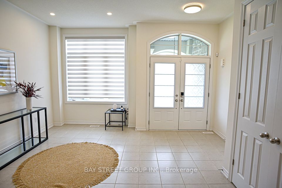 10 Kenneth Ross Bend, East Gwillimbury, ON L9N 0T7