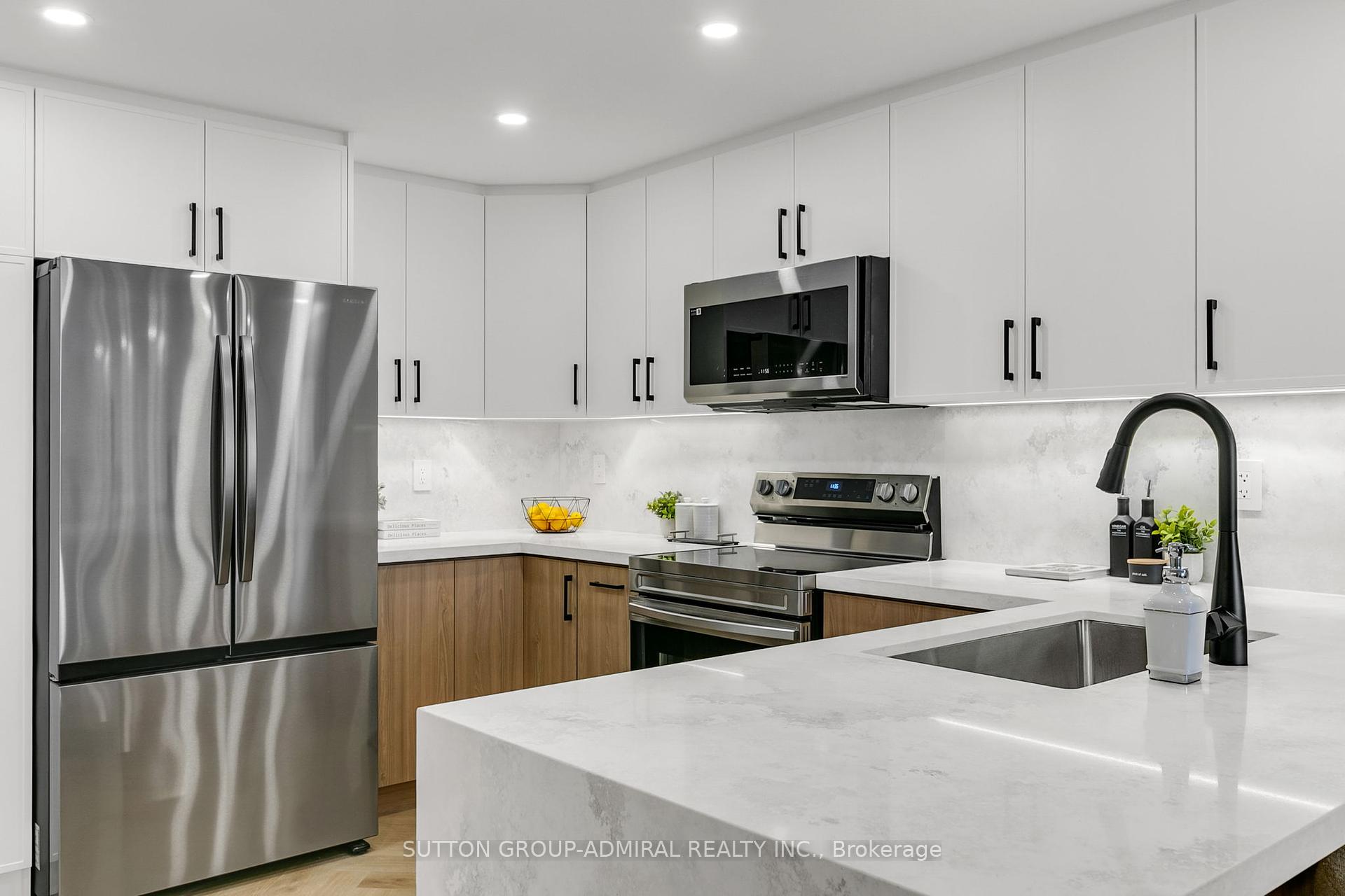 2 Bedrooms Condo at 7601 Bathurst, Vaughan For sale