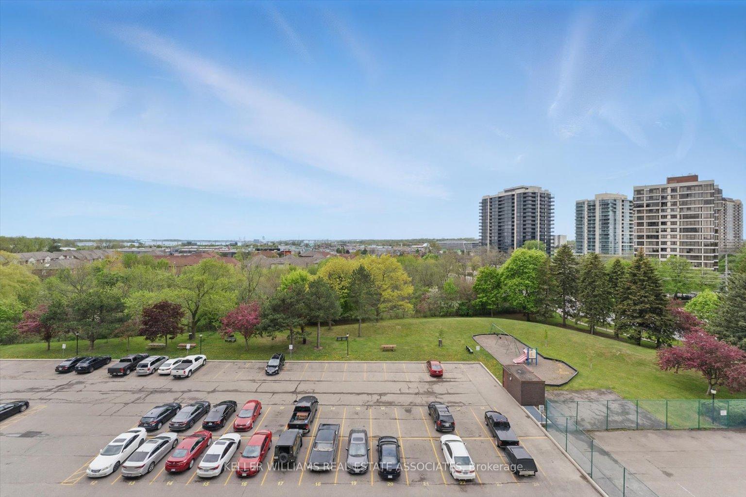 2 Bedrooms Condo at 966 Inverhouse, Mississauga For sale
