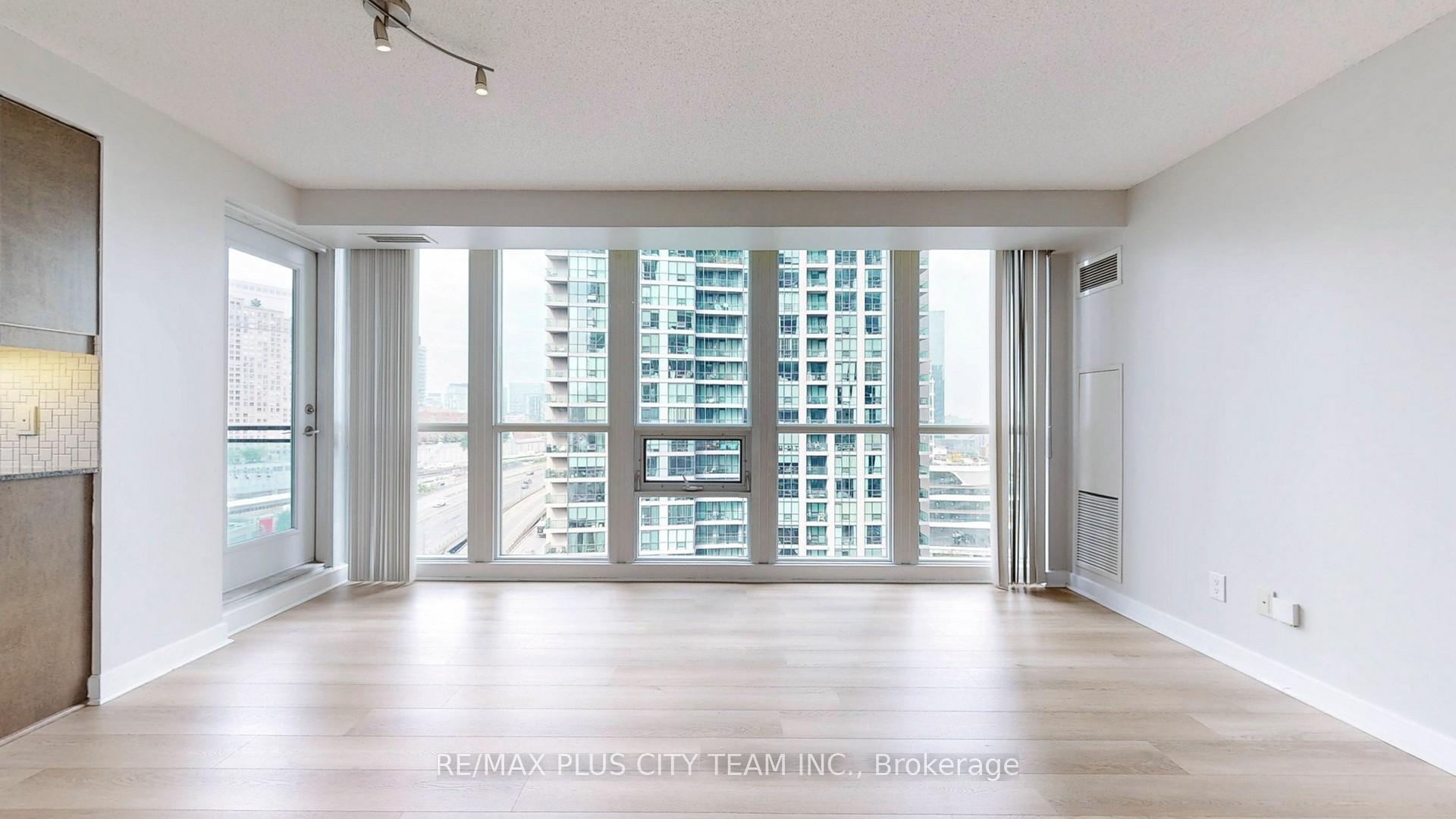 2 Bedrooms Condo at 18 Harbour, Toronto For sale