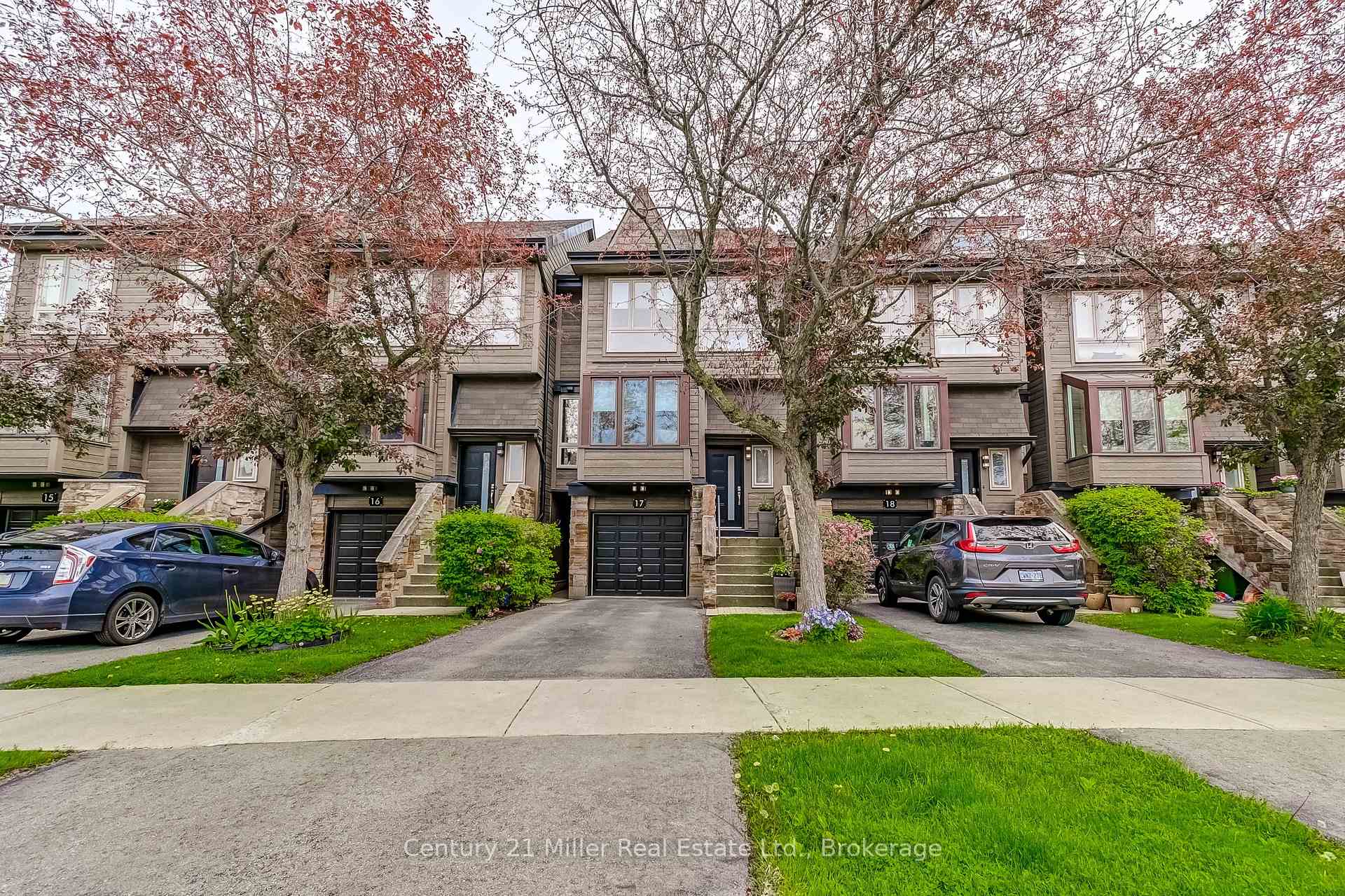 3 Bedrooms Condo at 1120 Queens, Oakville For sale