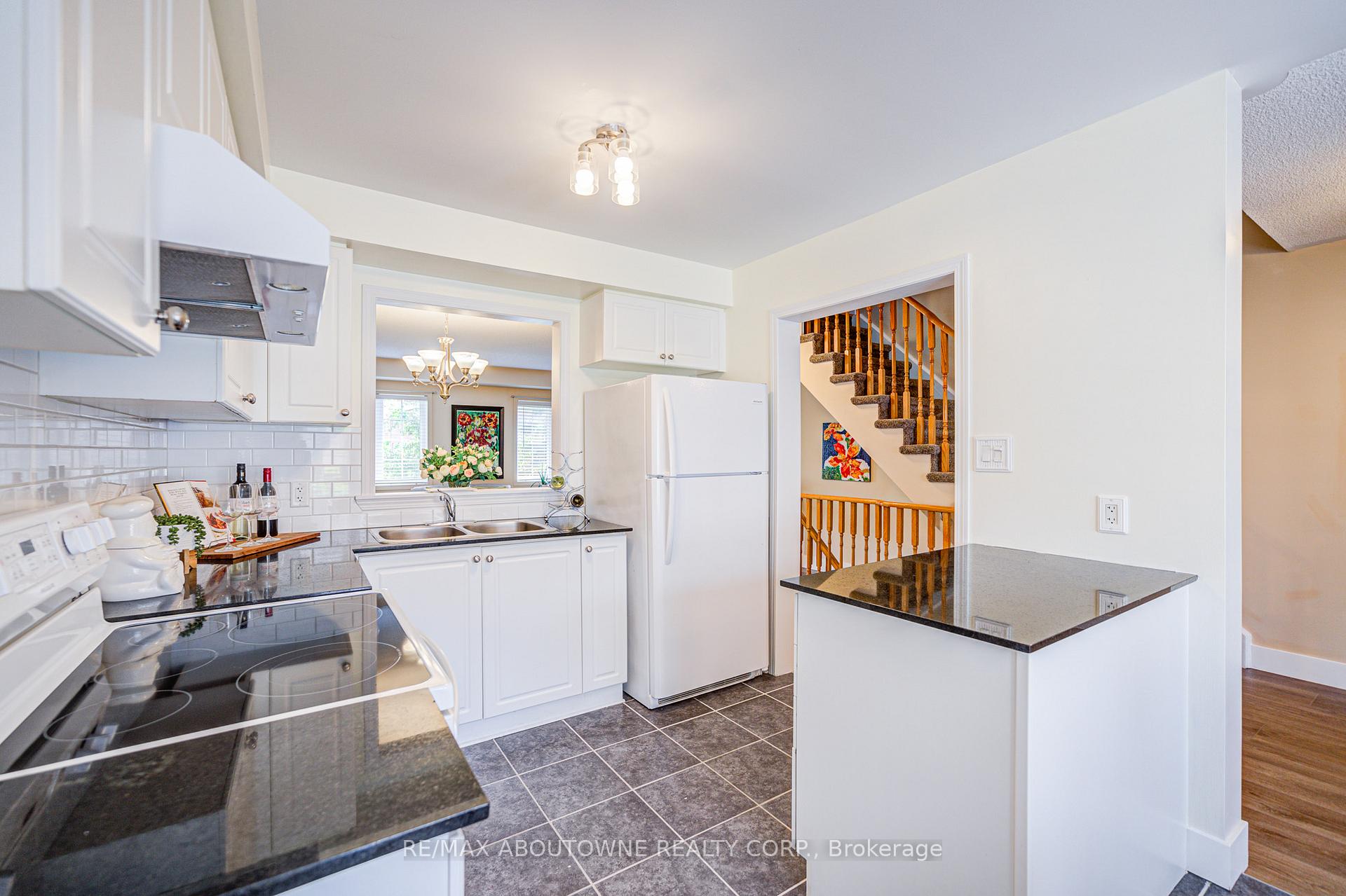 3 Bedrooms Condo at 470 Beach, Hamilton For sale