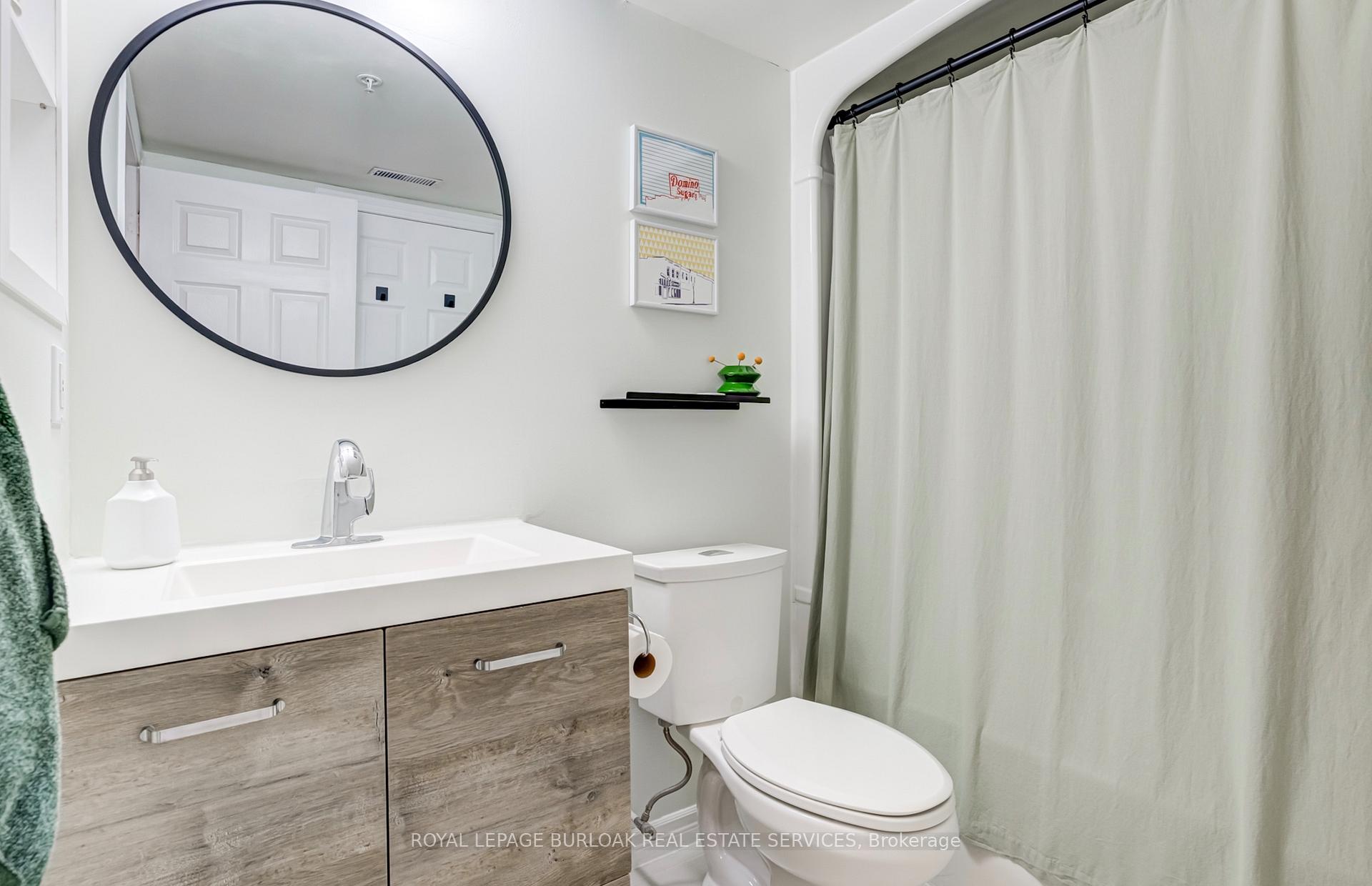 2 Bedrooms Condo at 4003 Kilmer, Burlington For sale