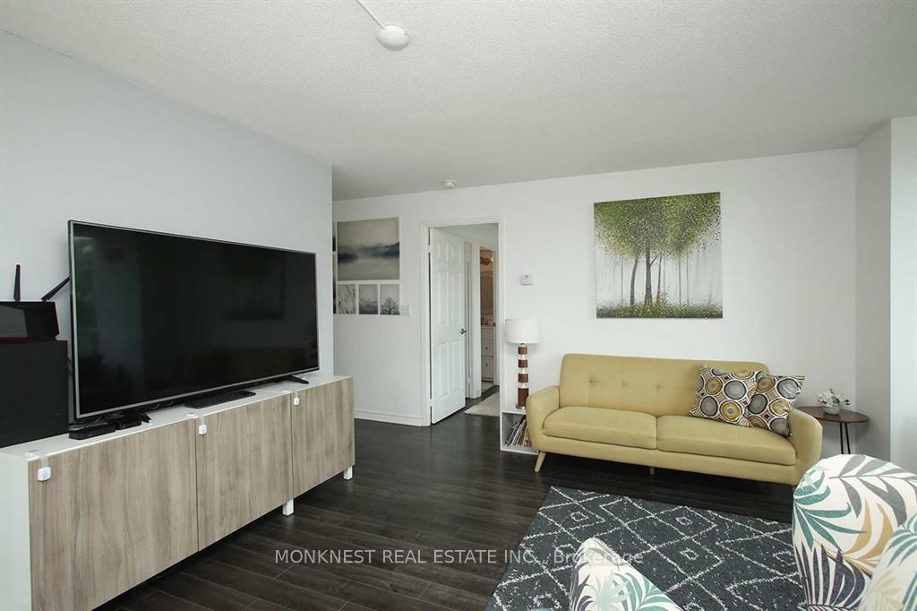 2 Bedrooms Condo at 68 Grangeway, Toronto For sale