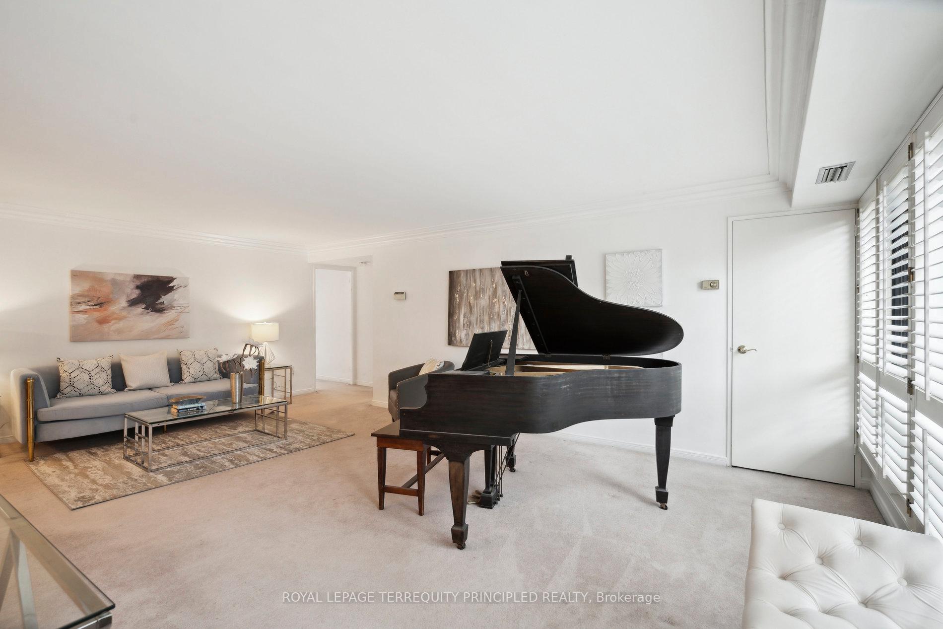 3 Bedrooms Condo at 1400 Dixie, Mississauga For sale