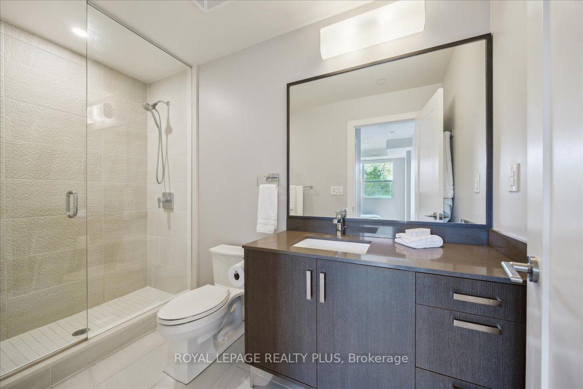 2 Bedrooms Condo at 1575 Lakeshore, Mississauga For sale