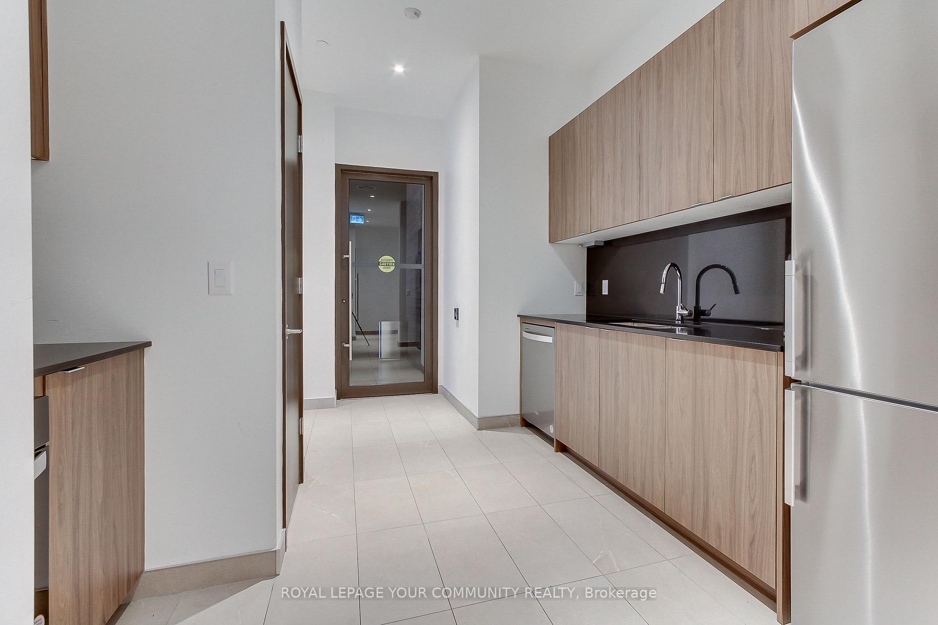 2 Bedrooms Condo at 10 Deerlick, Toronto For sale