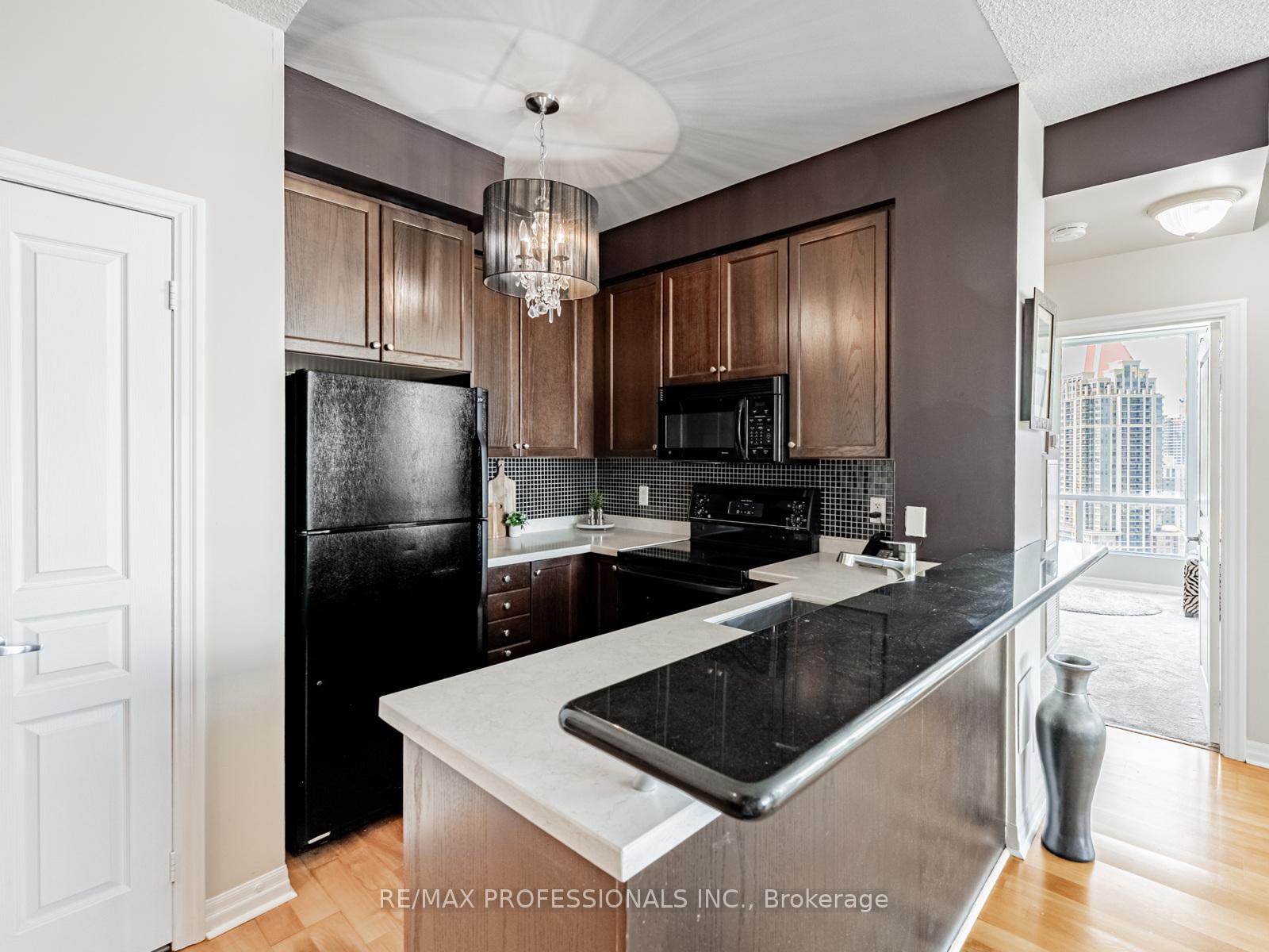 2 Bedrooms Condo at 3939 Duke of York, Mississauga For sale