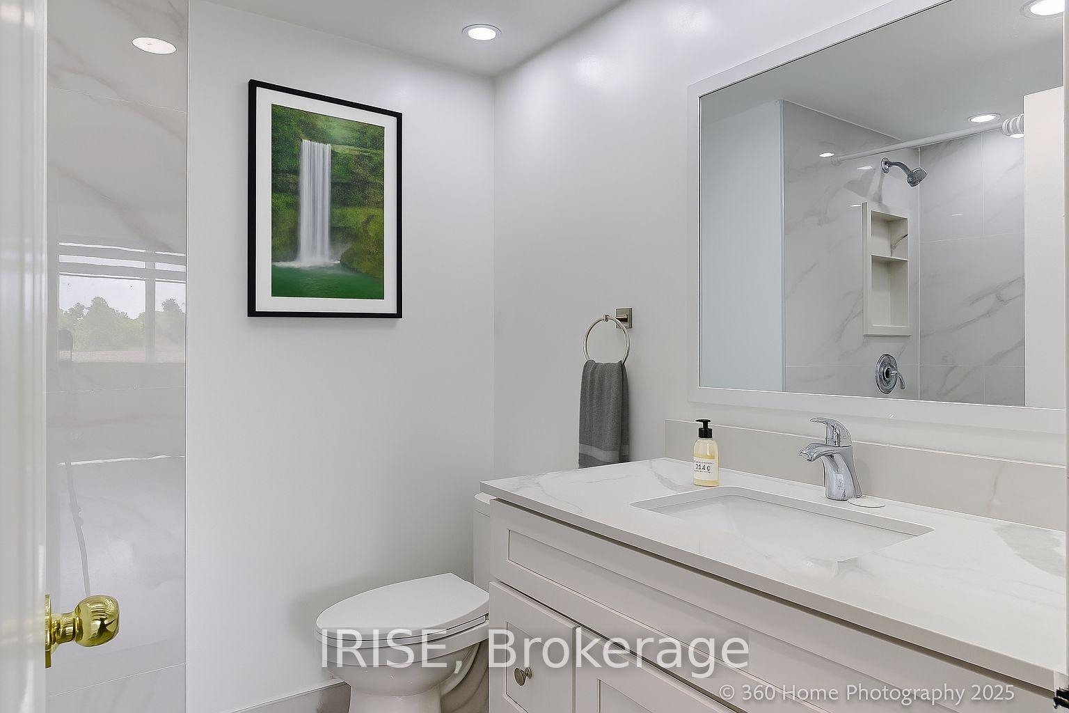 2 Bedrooms Condo at 1001 Cedarglen, Mississauga For sale