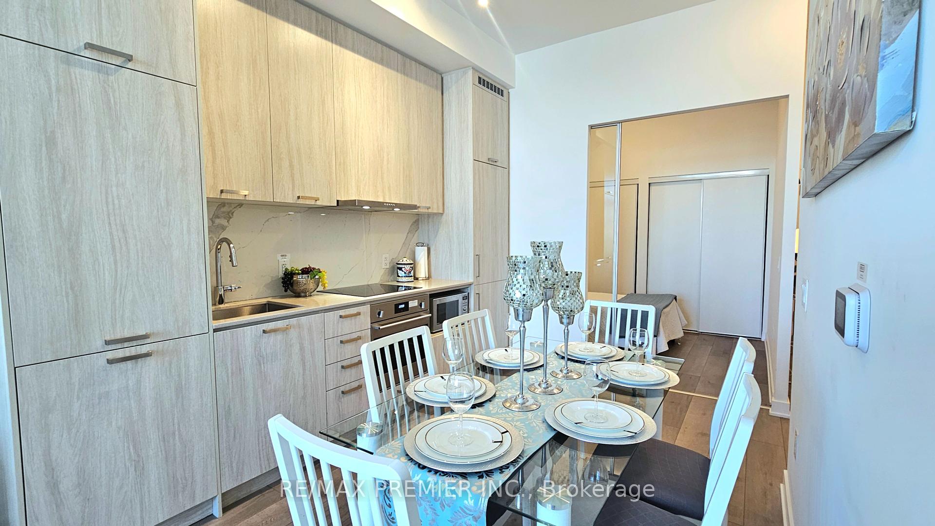2 Bedrooms Condo at 10 Honeycrisp, Vaughan For sale