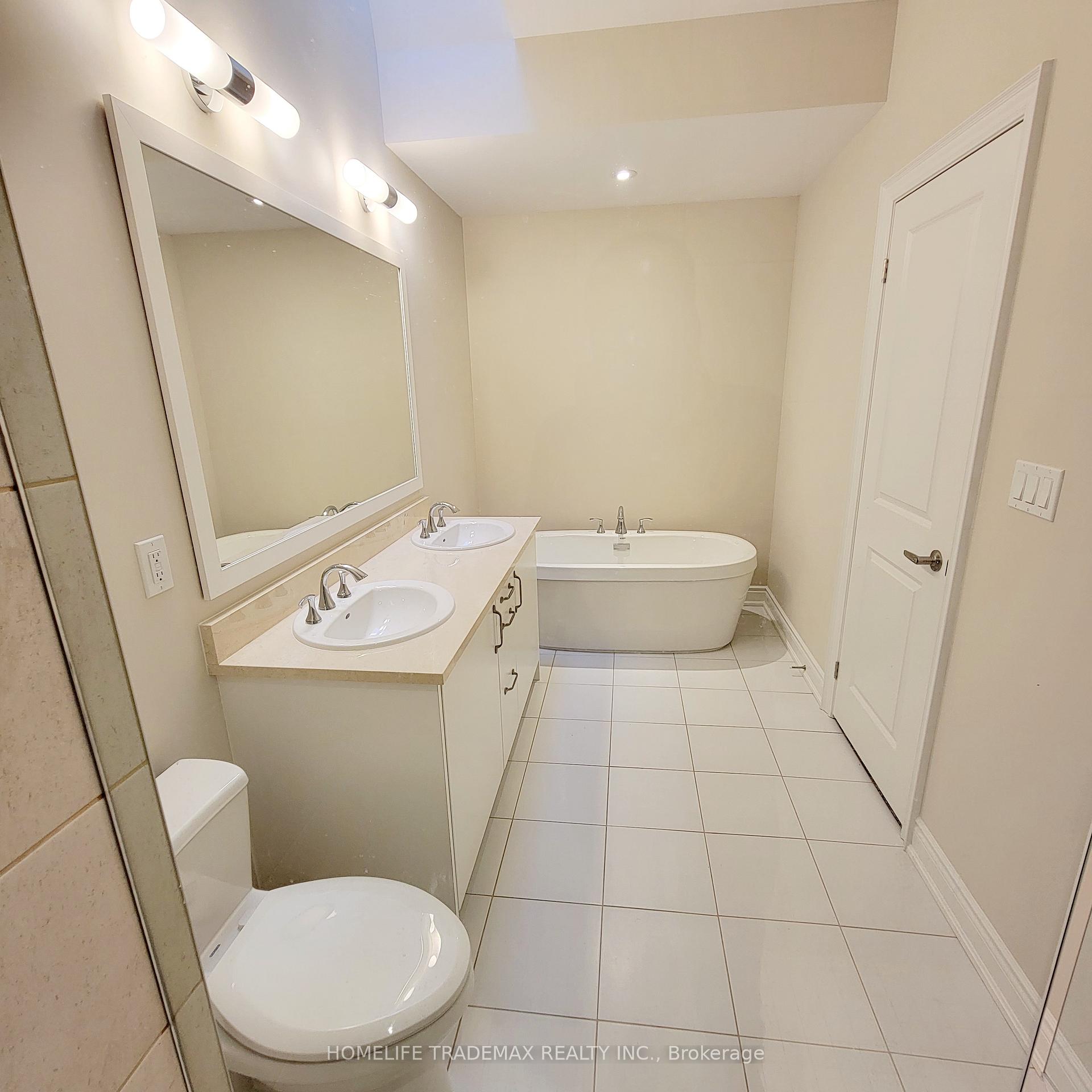 3 Bedrooms Condo at 15 Lunar, Mississauga For sale