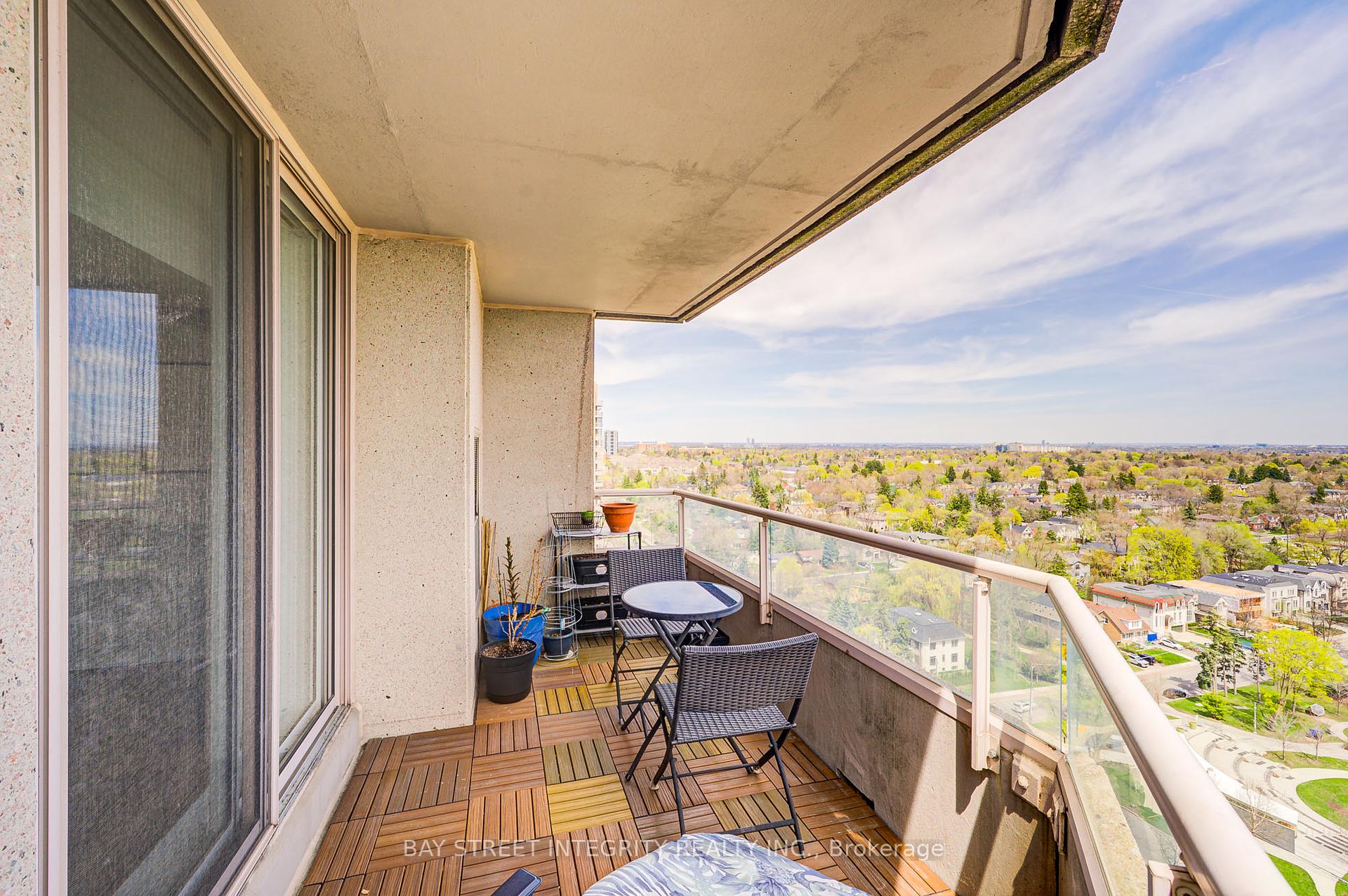 2 Bedrooms Condo at 18 Hillcrest,  Toronto For sale