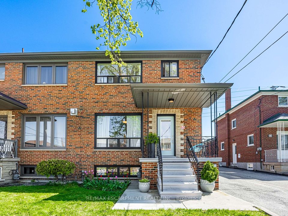 35 Woodenhill Court