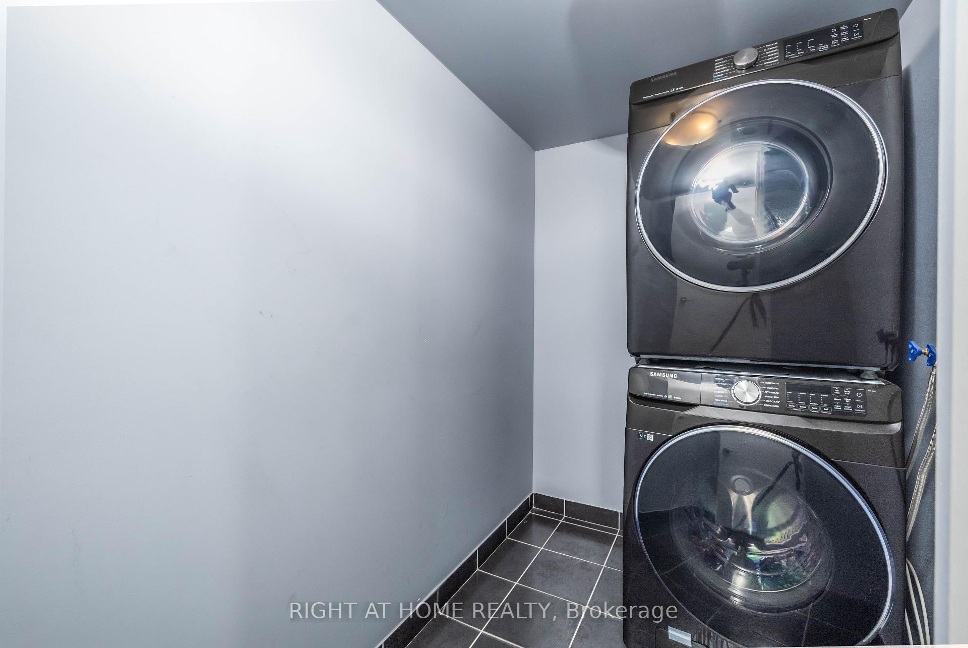3 Bedrooms Condo at 125 Village Green,  Toronto For sale