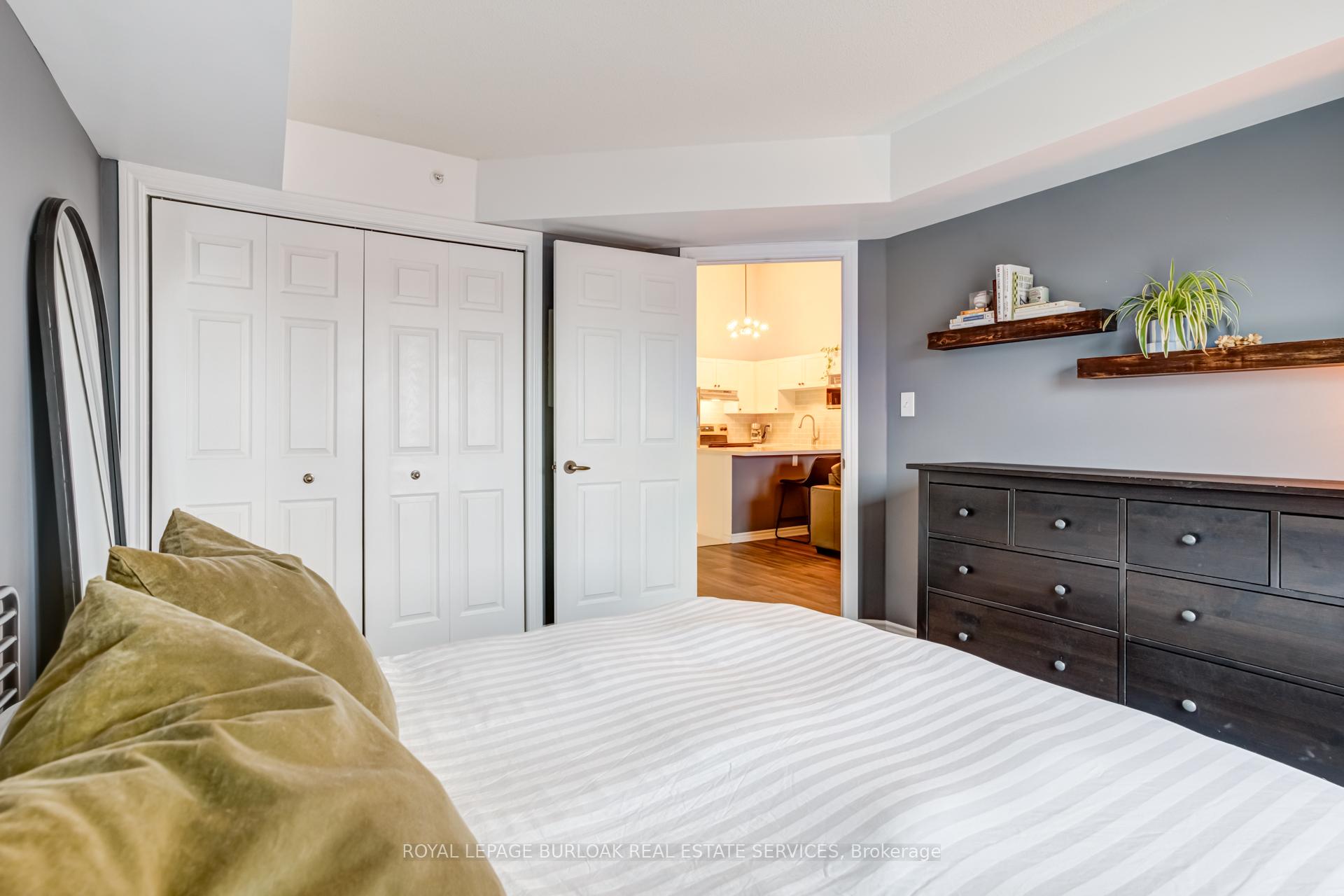 2 Bedrooms Condo at 4003 Kilmer, Burlington For sale