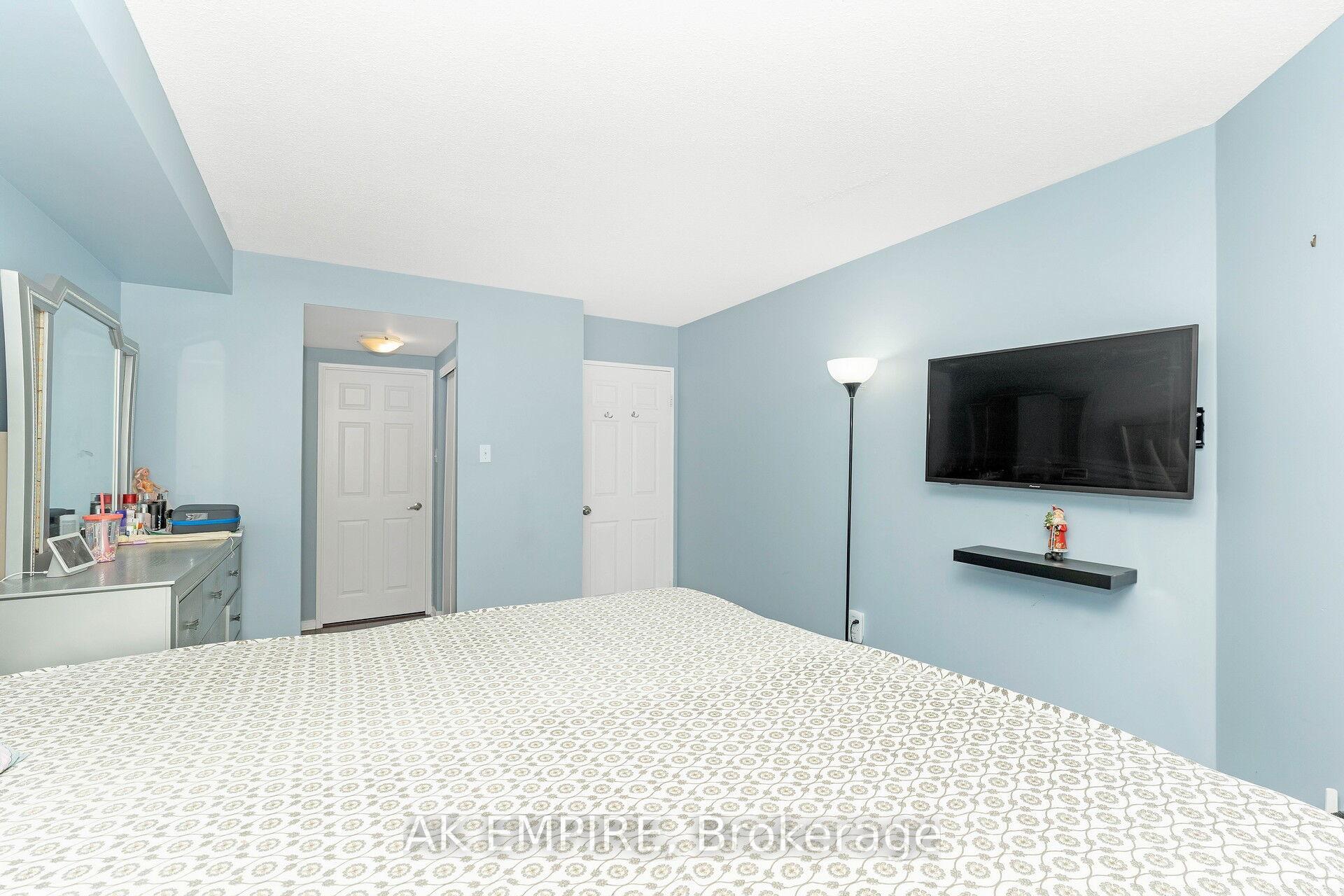 3 Bedrooms Condo at 250 Webb, Mississauga For sale