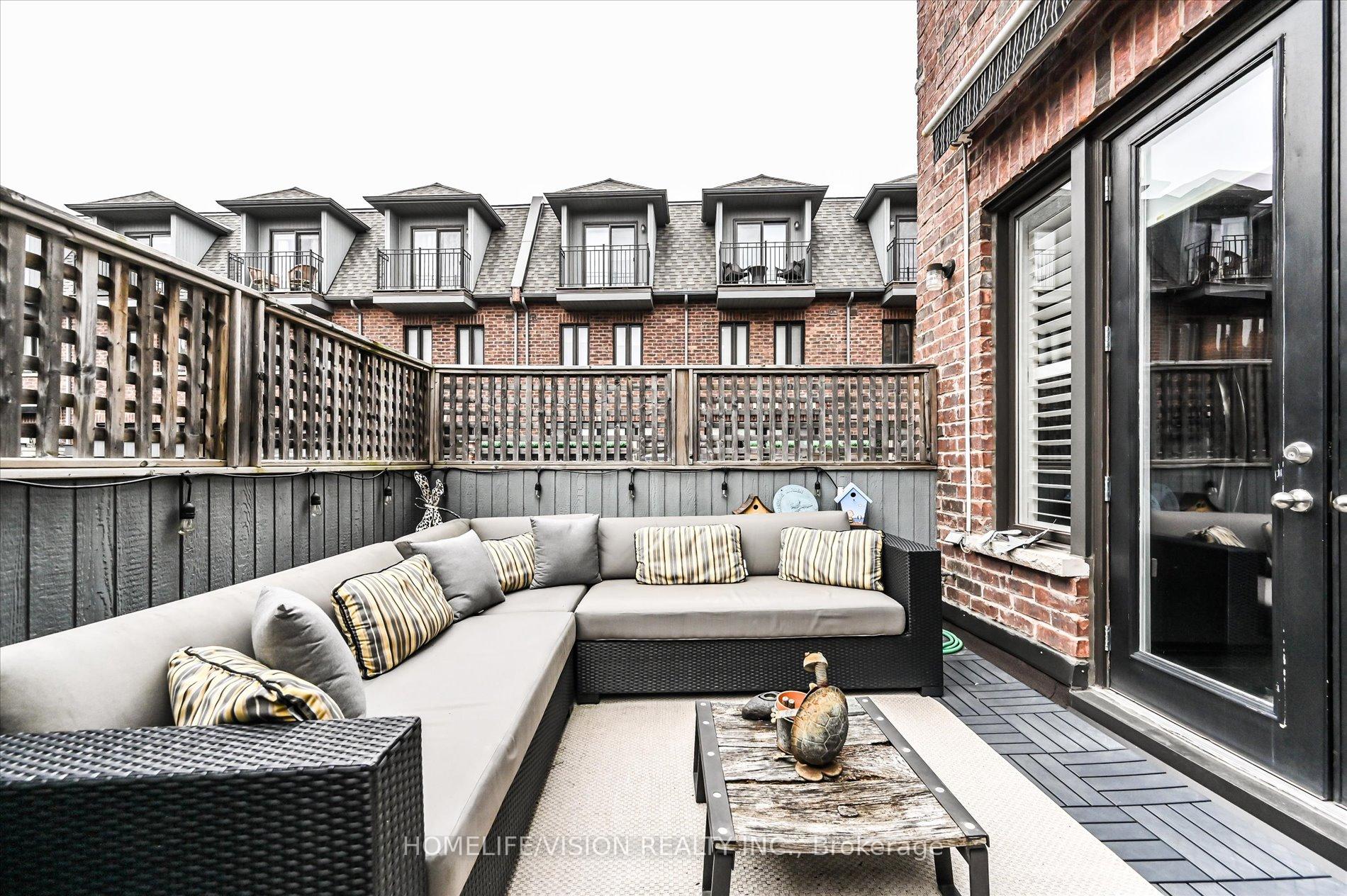 4 Bedrooms Condo at 2 Agar, Vaughan For sale