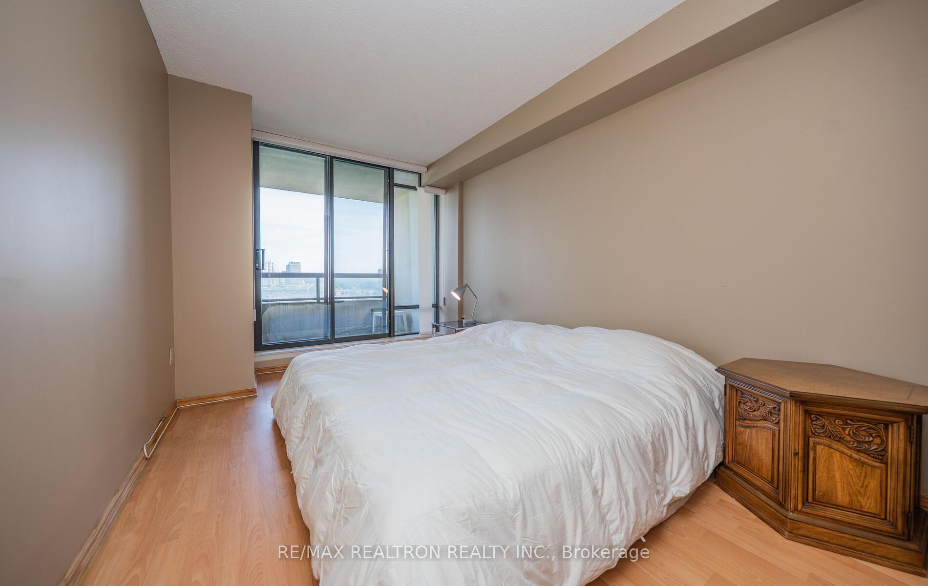 2 Bedrooms Condo at 7420 Bathurst, Vaughan For sale