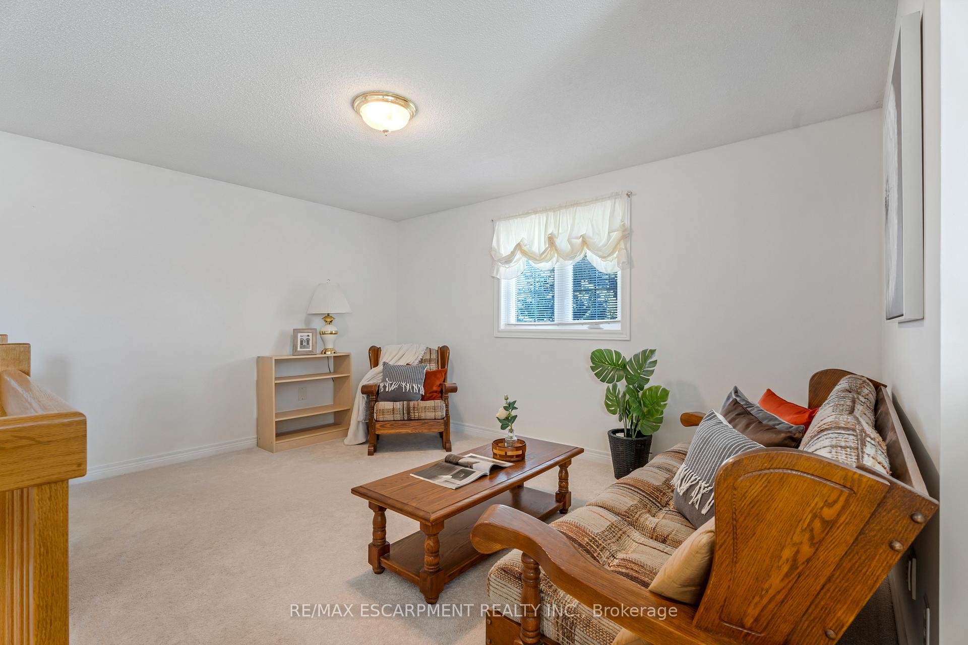 2 Bedrooms Condo at 810 Golf Links, Hamilton For sale