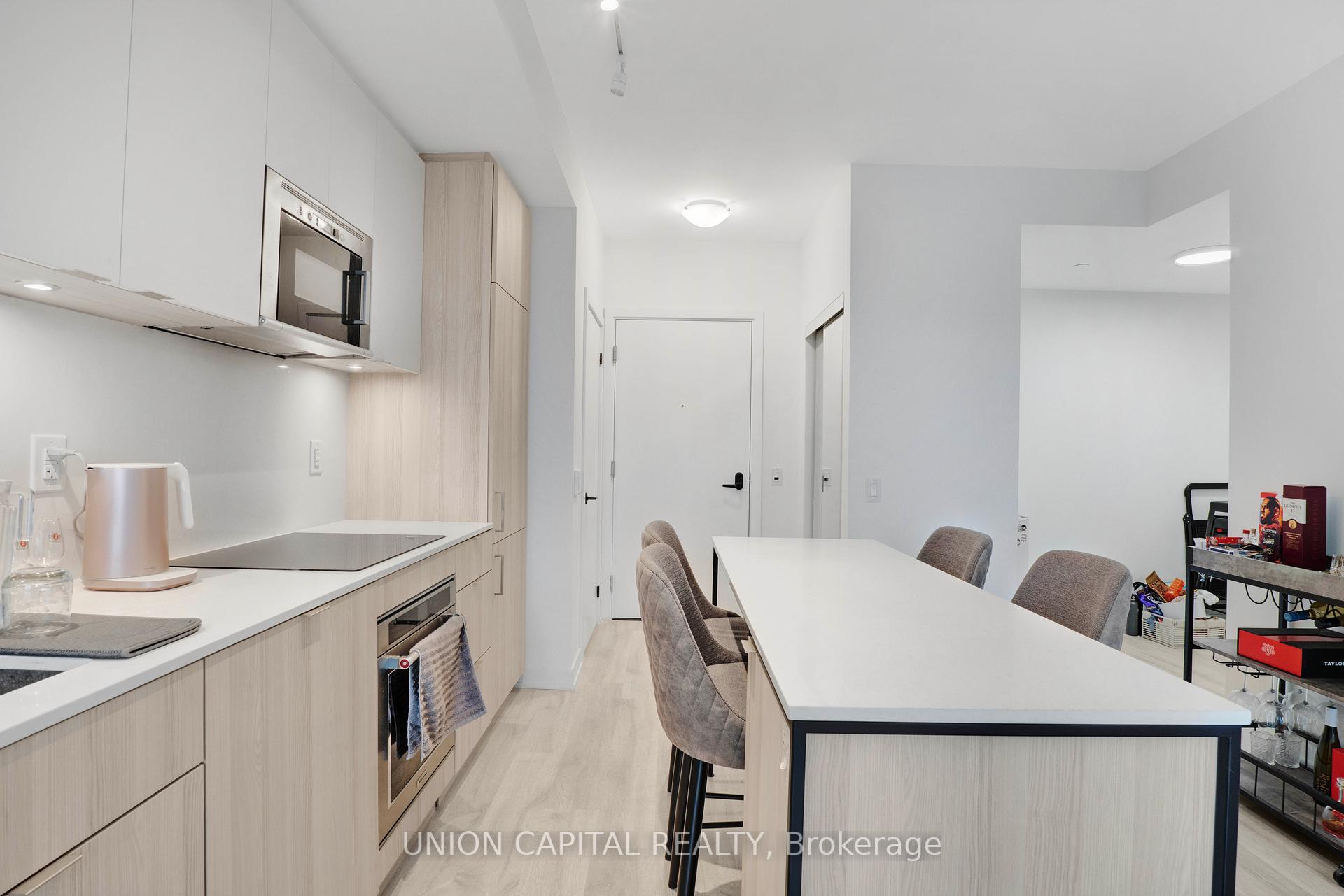 2 Bedrooms Condo at 215 Lakeshore, Mississauga For sale