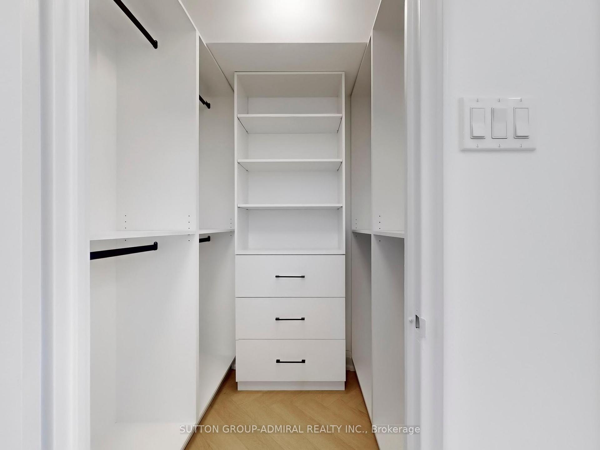 2 Bedrooms Condo at 11 Townsgate,  Vaughan For sale
