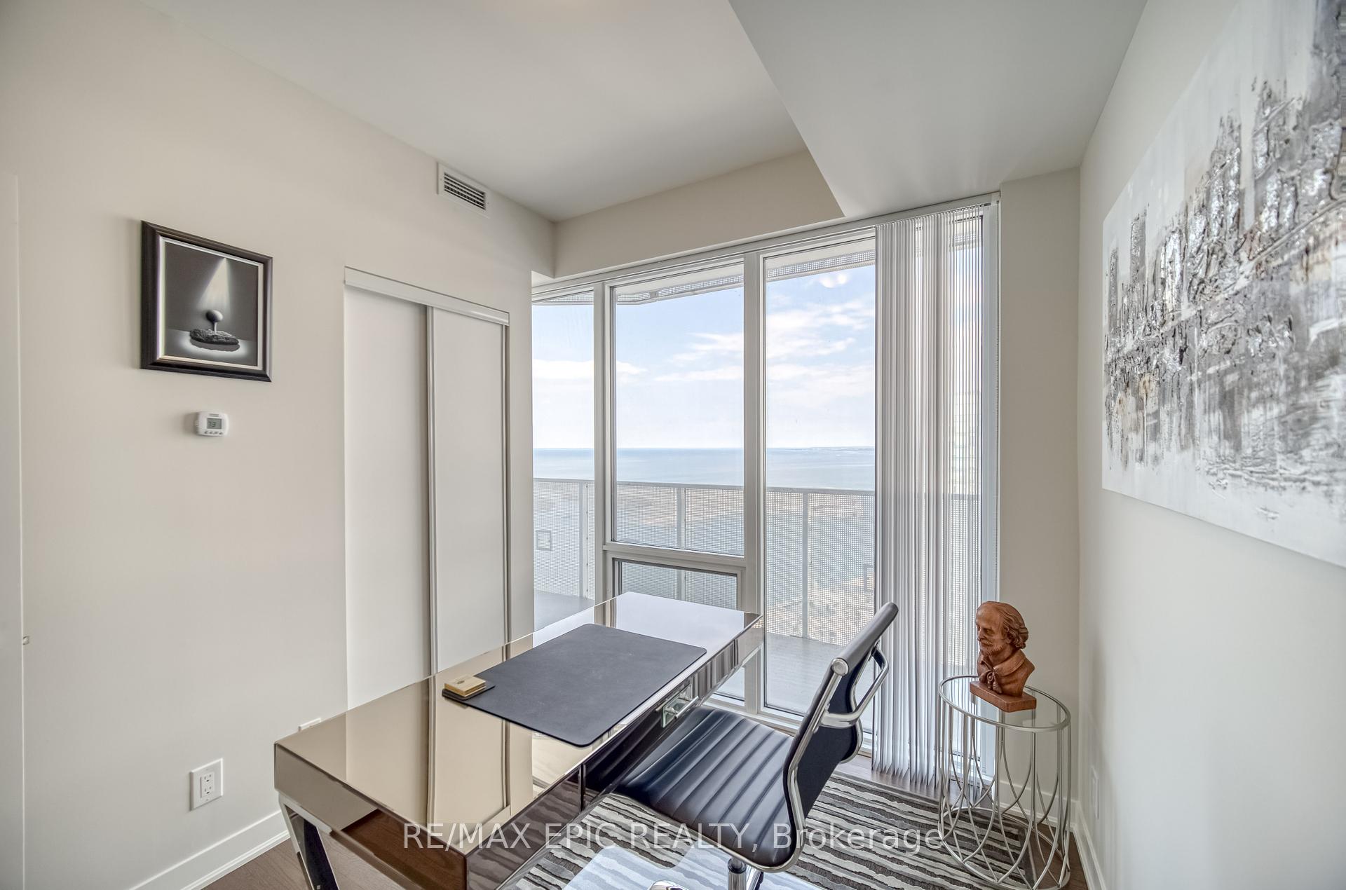 3 Bedrooms Condo at 88 Harbour,  Toronto For sale