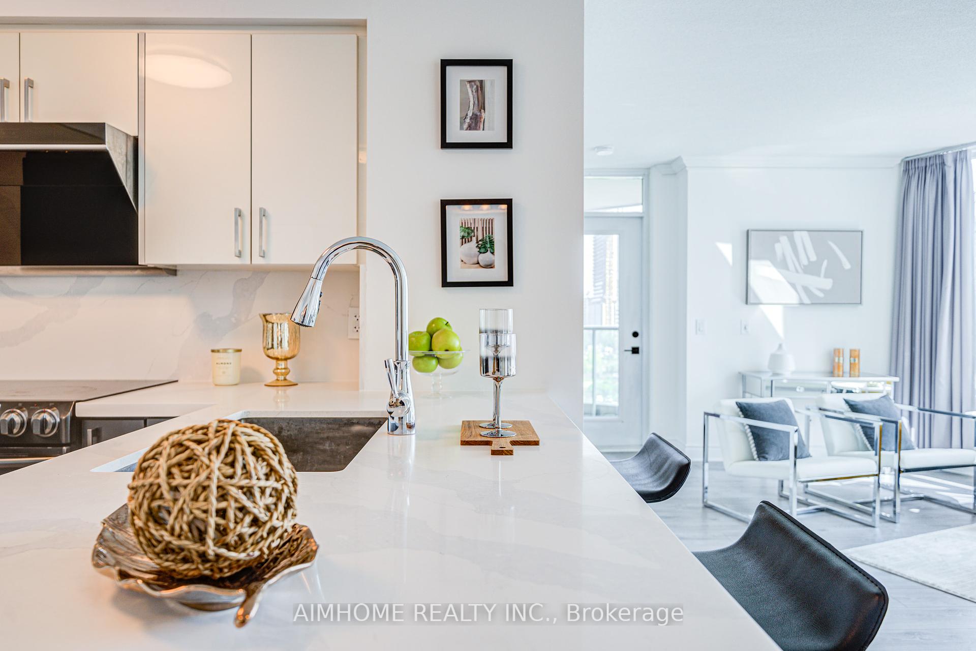 2 Bedrooms Condo at 25 Greenview, Toronto For sale