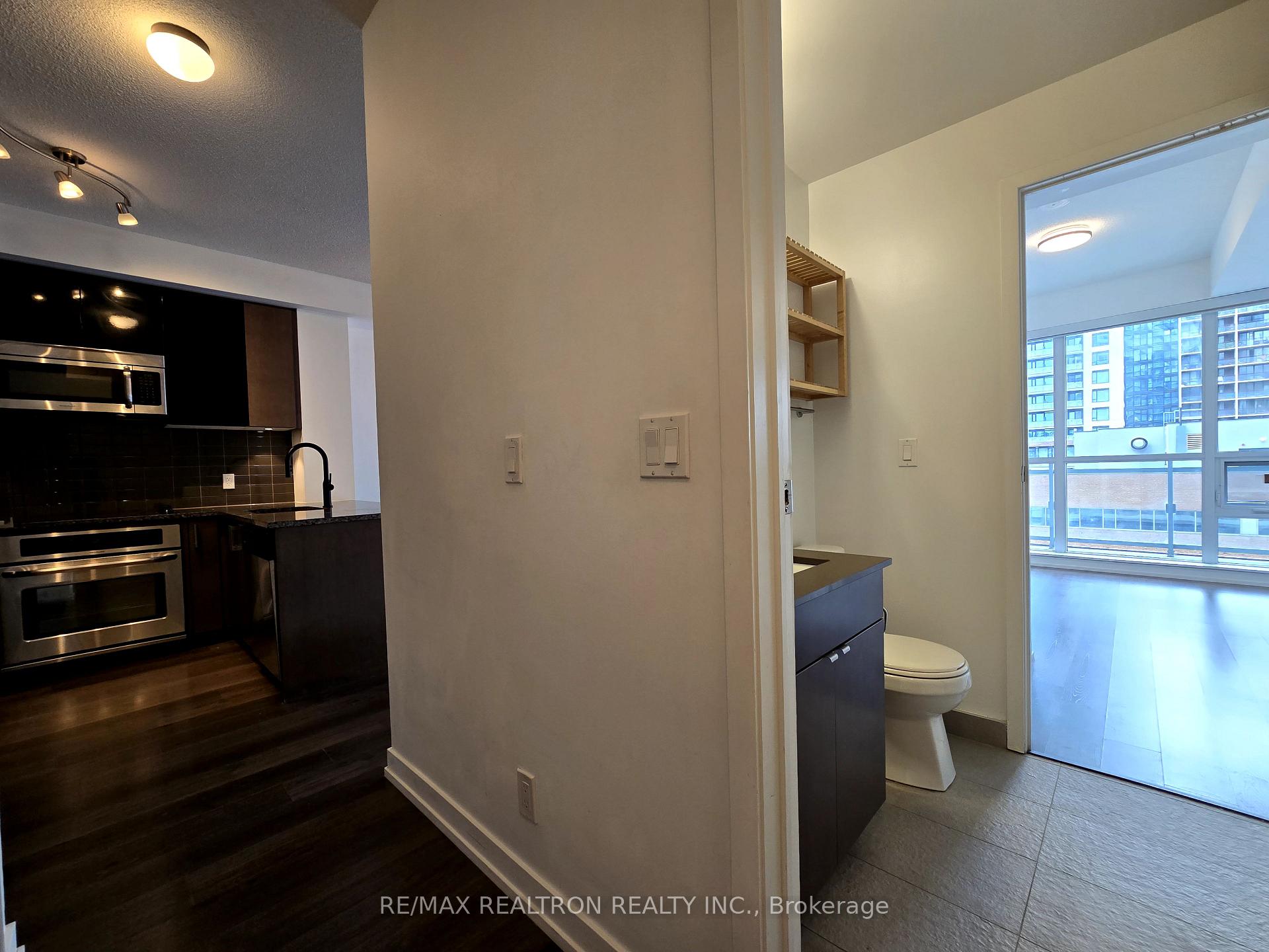 2 Bedrooms Condo at 89 Dunfield,  Toronto For sale