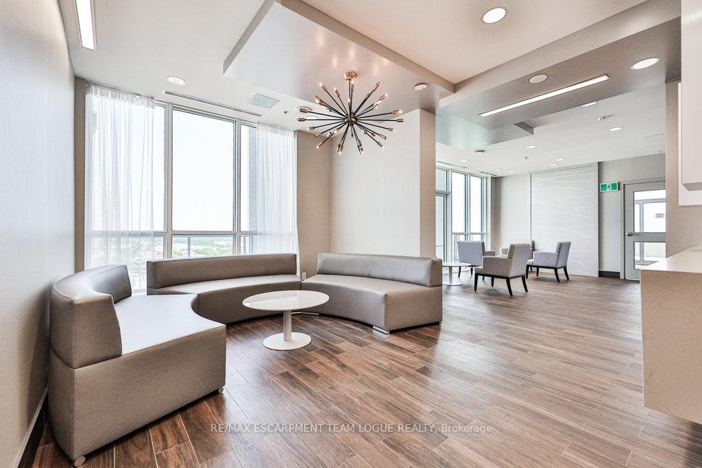 2 Bedrooms Condo at 2081 Fairview,  Burlington For sale