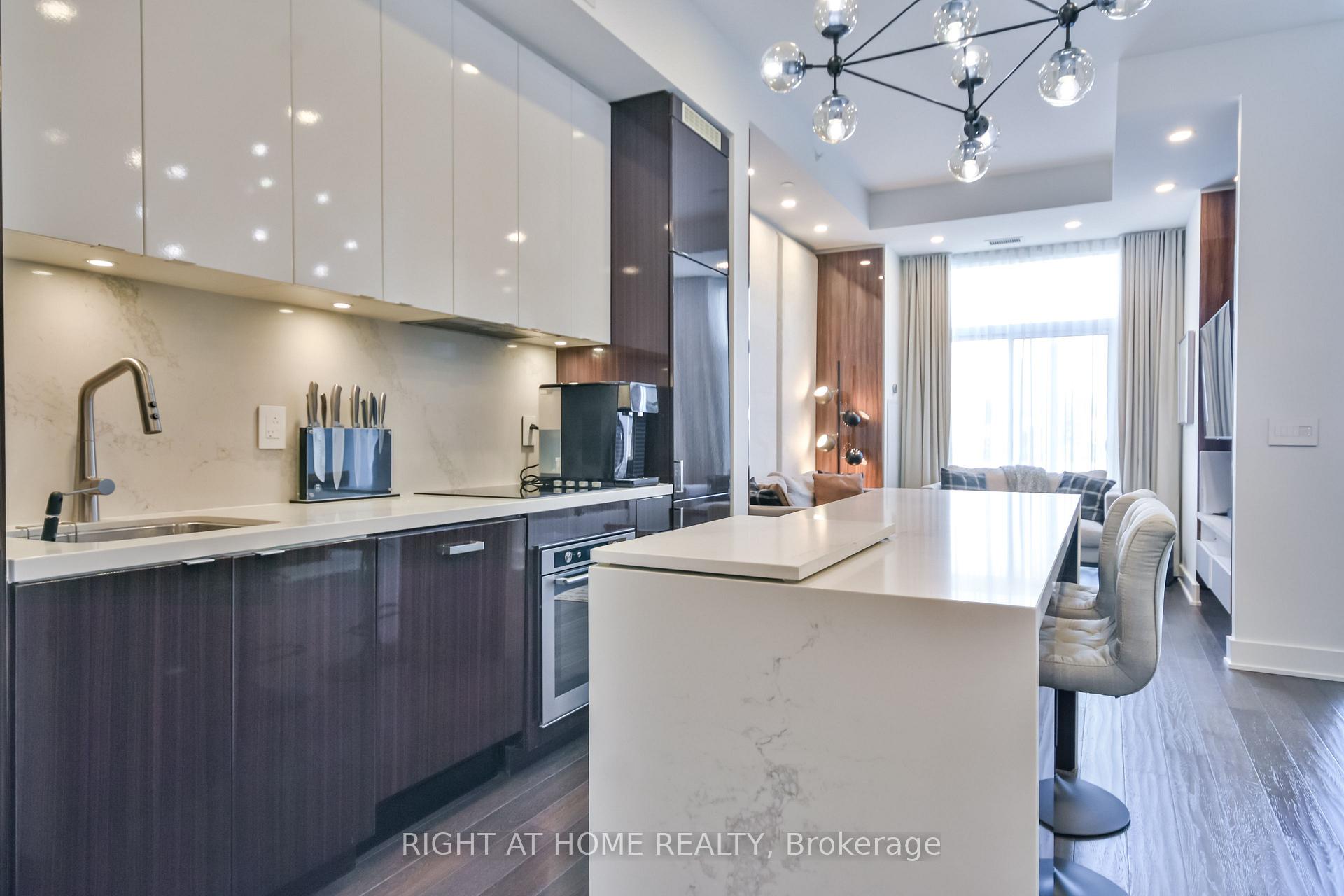 3 Bedrooms Condo at 5230 Dundas, Burlington For sale